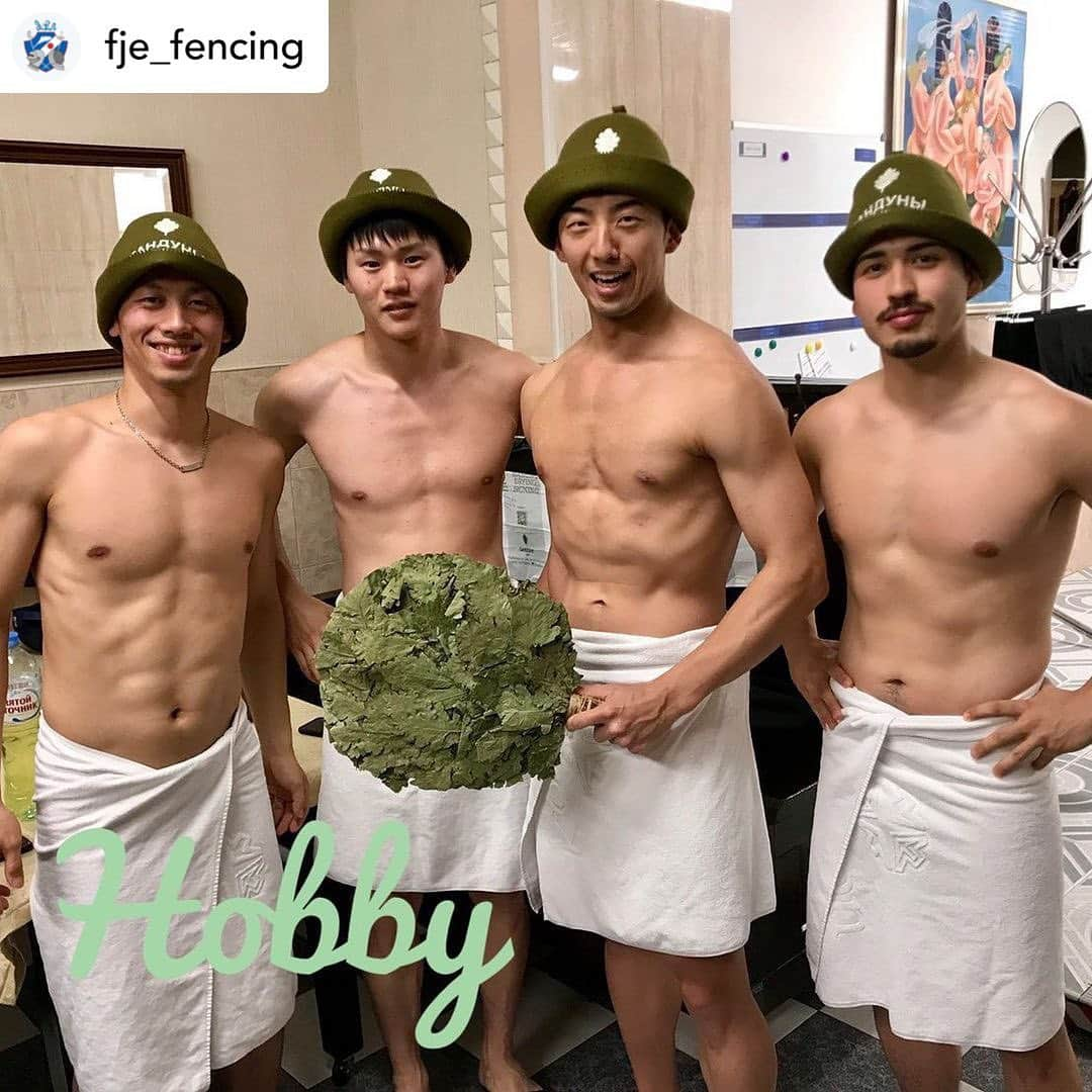 徳南堅太さんのインスタグラム写真 - (徳南堅太Instagram)「@fje_fencing の投稿でも紹介されたので、こちらにも共有します🙆‍♂️  日本人トップ4の強者達を掘り下げて紹介し、選手の事をもっと知ってもらう企画です☺️✨﻿ 先日ストーリーで頂いた質問にもお答えさせて頂きます！﻿ ﻿ それでは、男子サーブル選手2人目スタートです❣️﻿ ﻿ 🙋‍♂️徳南堅太選手﻿ ﻿ 年齢 33﻿歳 世界ランキング73位﻿ 左利き﻿ 身長 184cm﻿ ﻿ 2枚目📷﻿ 白シャツデニム！王道のイケメンスタイルですね👖✨﻿ 徳南選手は背が高いのですごく似合っていてかっこいいです😆﻿ シンプルなスタイルが好きでそうで、私服での悩みは脚が太いのでパンツを合わせるのが大変だそうです💦フェンサーあるあるですね笑﻿ そして足のサイズが30cmあるので靴選びも大変だそう💦﻿ ﻿ 3枚目📷﻿ 趣味はサウナ！😳なんだか意外ですね！﻿ 近年空前のサウナブームだそうで、それに乗っかったところハマったんだそうです😂﻿ サウナ→水風呂→外気浴の順にこれを2-3セット行う事で、「ととのう」という状態になるそうです！﻿ 頭も体もリラックスする徳南選手のオススメコース、是非皆さんやってみてください😆💪﻿  (写真はロシアでサウナに行った時🇷🇺) ﻿  #フェンシング #fencing #フェンシング選手紹介 #サーブル #エペ #フルーレ #日本代表 #japan #national #nationalteam #joc #ioc #olympic #オリンピック #tokyo2020 #tokyo2021 #白シャツ #デニム #サウナ #sauna #サウナーと繋がりたい」11月30日 19時35分 - tokunan