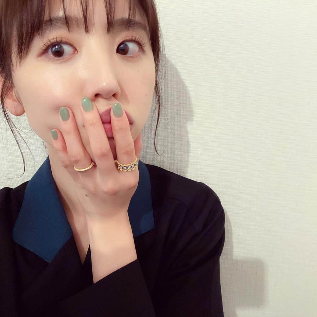 おのののかさんのインスタグラム写真 - (おのののかInstagram)「＊ new nail. 前回の柿色かわいくて、またなにか美味しいフルーツがいいな〜てことでマスカット色💚笑 ちょこっとくすませて冬っぽく⛄️💚 かわいい〜。。 @ellenail_shibuya さん、いつもありがとうございます✨  質問にあった、婚約指輪と結婚指輪はどちらもフェデリーコ・ブチェラッティというイタリアのブランドです。 金細工職人さんがひとつひとつ丁寧に手彫りで作っていて本当に繊細で素敵な指輪です🥺✨  私たちが購入してすぐに日本からは撤退してしまったのですが、、 姉妹ブランド？のブチェラッティというブランドはまだ日本にあるみたいです。✨  婚約指輪は💍←こんな感じのイメージですが、私は普段も付けられるようなデザインのものにしてもらいました☺️✨ 少し大きめなので痩せてからは人差し指に付けたりしています☝️💓笑  本当に本当に素敵な指輪、、一生大切にしたいと思います✨」11月30日 19時41分 - ononono_ka