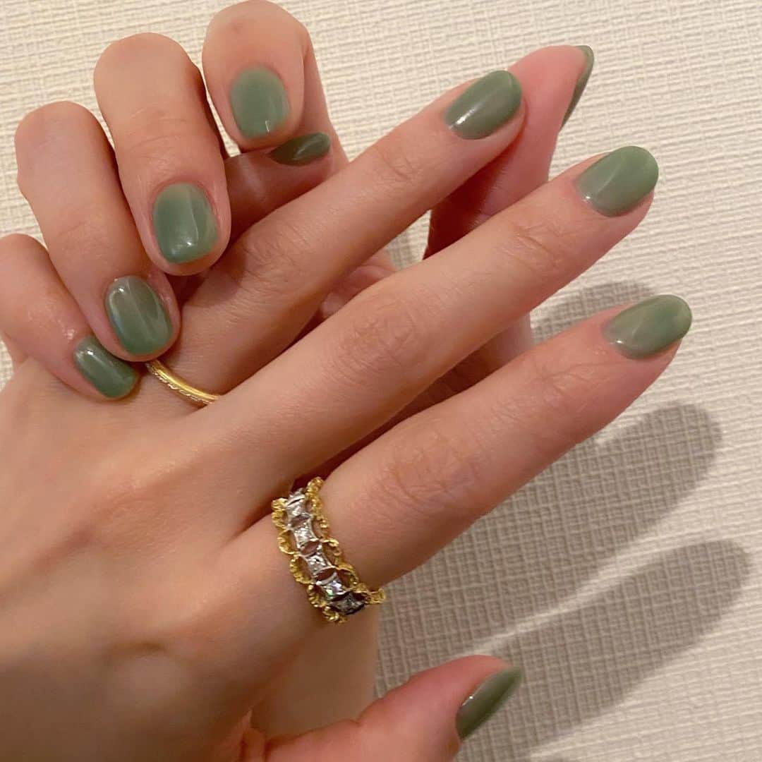 おのののかさんのインスタグラム写真 - (おのののかInstagram)「＊ new nail. 前回の柿色かわいくて、またなにか美味しいフルーツがいいな〜てことでマスカット色💚笑 ちょこっとくすませて冬っぽく⛄️💚 かわいい〜。。 @ellenail_shibuya さん、いつもありがとうございます✨  質問にあった、婚約指輪と結婚指輪はどちらもフェデリーコ・ブチェラッティというイタリアのブランドです。 金細工職人さんがひとつひとつ丁寧に手彫りで作っていて本当に繊細で素敵な指輪です🥺✨  私たちが購入してすぐに日本からは撤退してしまったのですが、、 姉妹ブランド？のブチェラッティというブランドはまだ日本にあるみたいです。✨  婚約指輪は💍←こんな感じのイメージですが、私は普段も付けられるようなデザインのものにしてもらいました☺️✨ 少し大きめなので痩せてからは人差し指に付けたりしています☝️💓笑  本当に本当に素敵な指輪、、一生大切にしたいと思います✨」11月30日 19時41分 - ononono_ka