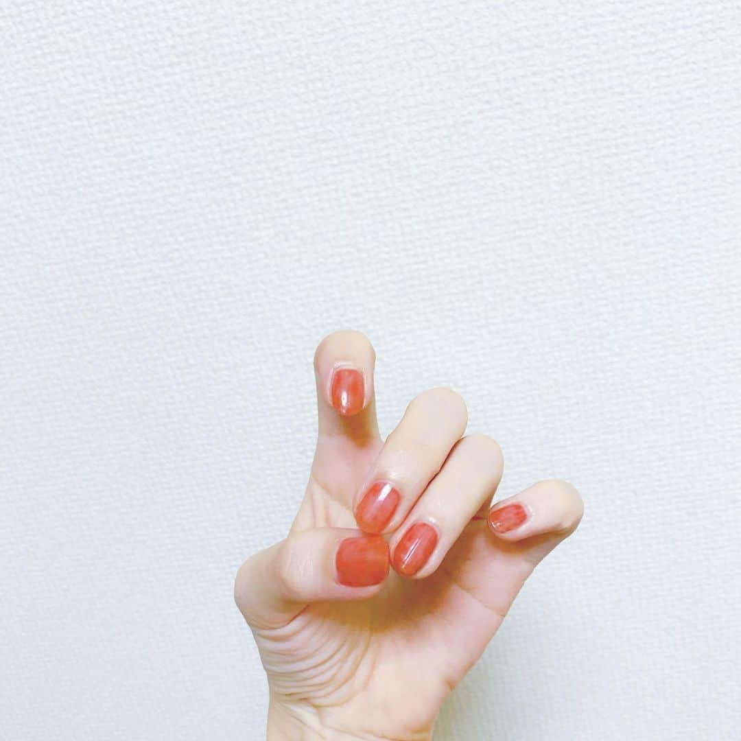 久保陽香さんのインスタグラム写真 - (久保陽香Instagram)「﻿ ﻿ エクセルのフルーツトマトって色﻿ ネーミングからしてもう可愛いね﻿ ﻿ 薄めの一度塗りで少しムラがあって﻿ 透けて見えるのがお好みな感じです﻿ ﻿ 撮影で塗ってもらってからすっかりお気に入り💅🏼﻿ ﻿ ﻿ #nail﻿ #Excel﻿ #エクセルネイル﻿ #フルーツトマト」11月30日 19時36分 - kubo_haru