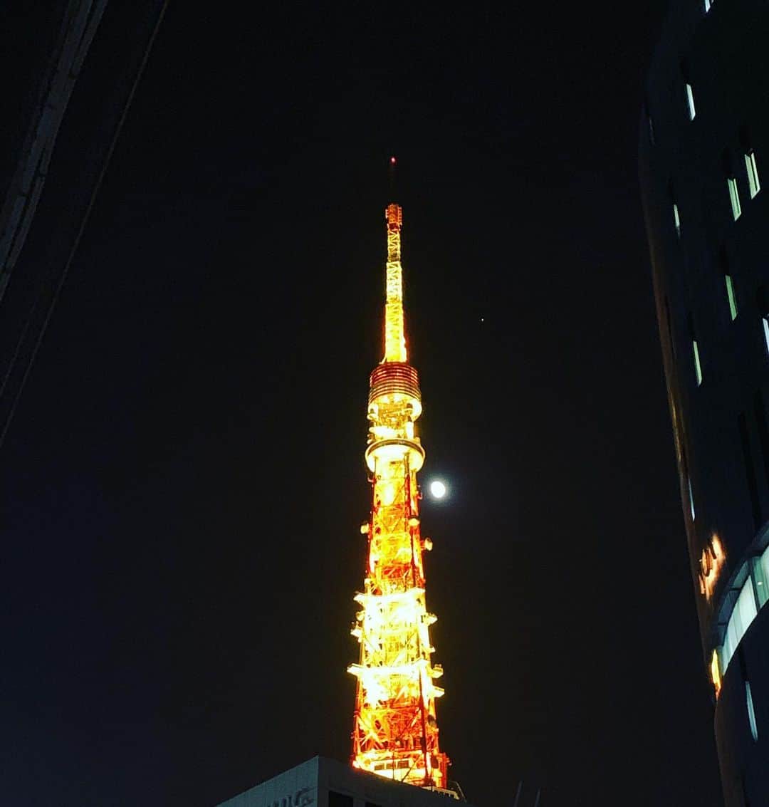 のインスタグラム：「・ 月と東京タワー。  ・  いちいち"嫌い"と言わずに、 いちいち"好き"って言える、日々が続いとる。  楽しい！！！🤗✨  ・  This is Tokyo tower. There is big moon next to it🤩  ・  新谷あやか #shinyaayaka  #actress #女優 #英語の先生　 #englishteacher  #ショートボブ  #ショートカット  #shorthair  #japanesegirl  #goodmorning  #健康第一#笑顔  #smile  #笑顔チャレンジ #ニュージーランド #オークランド #クライストチャーチ #nz#nz🇳🇿 #海外留学 #語学留学 #博多　#福岡 #福岡市  #姉妹都市 #東京タワー #tokyotower  #月でかい  #色が好き  #keepsmiling」