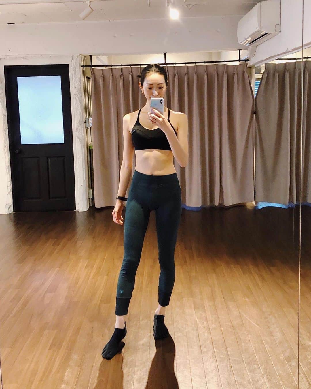熊澤枝里子のインスタグラム：「先週のSaturday pilates🤸‍♂️  昨日までの1週間、人生初のファスティングを経験しました！ 8日間パッケージのファスティグプログラムの7日目だったこの日。 かなり絞られbodyになりました！ お腹ウエストペッタンコ。 何より顔に無駄肉タルミなしに！ 私的にはスタート時とこのタイミングの間くらいのバランスが理想なので、回復食を丁寧やってちょうど良くなりそう🙌✨ ・ ・ ・ #サタデーピラティス  #pilates #pilateskumako #ピラティス　#クマピラ #土曜日のクマピラコーデ」