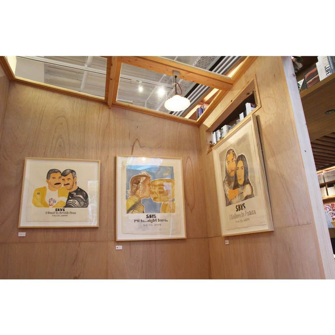 代官山 蔦屋書店　DAIKANYAMA T-SITEさんのインスタグラム写真 - (代官山 蔦屋書店　DAIKANYAMA T-SITEInstagram)「.﻿ 本日からNAIJEL GRAPHの個展『New Paradise - STORIES BY YOUR SIDE -』がスタートいたしました。約20点の原画作品をハンドメイドの小屋の中でゆったりとご鑑賞いただけます。2020年を締め括る、ワクワクとハッピー感をお届けいたします！夢の隠れ家を是非のぞいてみてください。﻿ 展覧会を記念したオリジナルグッズは、オンラインストアでのご予約注文も可能です。﻿ ﻿ ---﻿ ﻿ 『New Paradise - STORIES BY YOUR SIDE -』﻿ Presented by NAIJEL GRAPH﻿ From November 30th, 2020 to December 27th, 2020﻿  ﻿ The solo exhibition of NAIJEL GRAPH will be held in Daikanyama TSUTAYA Bookstore!﻿  ﻿ NAIJEL GRAPH is an up-and-coming artist based in Japan who produces the commemorative T-shirt and the official goods of the photobook “Beastie Boys Book”. In this exhibition, there also will be on pre-order sale of the collaboration work with MEDICOM TOY, the newest original picture, and the silkscreen work of the latest canvas.﻿ He will publish his new artwork, which makes people re-experience their missing moment and also you can laugh at it full of humanity from his love for sampling method.﻿  ﻿ We are going to hold the special event from 6PM on December 5th!﻿ Everyone will be welcome,﻿ We are looking forward to seeing you there.﻿  ﻿ His message is as follows,﻿  ﻿ “The members of Daikanyama Book Store invite me for doing something fun in this holiday season. I think about what I can do and that is why I choose this title “NEW PARADISE” because of this Christmas holidays in the COVID-19 situation. I would be glad if you become happy to feel something in your way. Merry Christmas and Happy New Year!”﻿ ﻿ 【Profile】﻿ NAIJEL GRAPH﻿ Naijel Graph is an up-and-coming artist based in Japan and he creates his artwork using techniques of the illustration, the collage and more. He is active both in Japan and overseas such as producing the commemorative T-shirt and the official goods of the photobook “Beastie Boys Book”. The picture book "NANDEMO TASHIZAN" was awarded Japan Book Publishing Association Chief Director Prize.  His other work is for new balance, AH.H and SON OF THE CHEESE, etc..  @naijelgraph  #NaijelGraph #ナイジェルグラフ #StoriesByYourSide #代官山蔦屋書店 #daikanyamatsite」11月30日 19時37分 - daikanyama.tsutaya