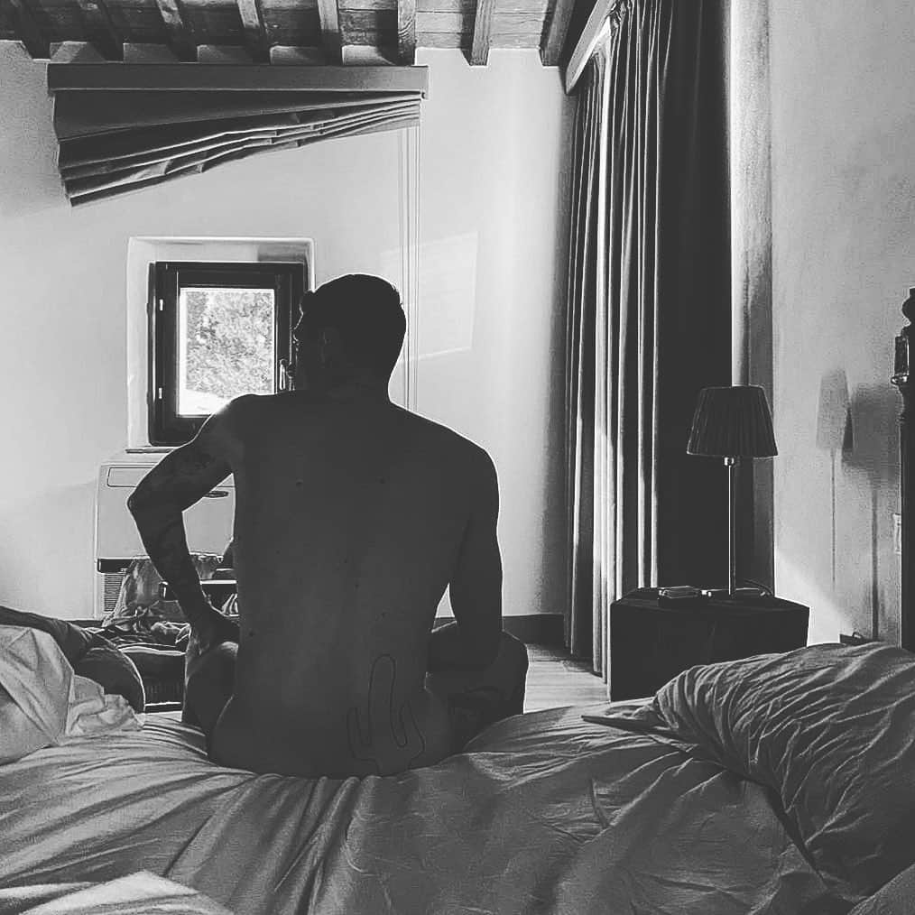 ミケーレ・カンポレーゼのインスタグラム：「In principio era tutto in bianco e nero . #picoftheday#blackandwhite#photography#goodmorning」