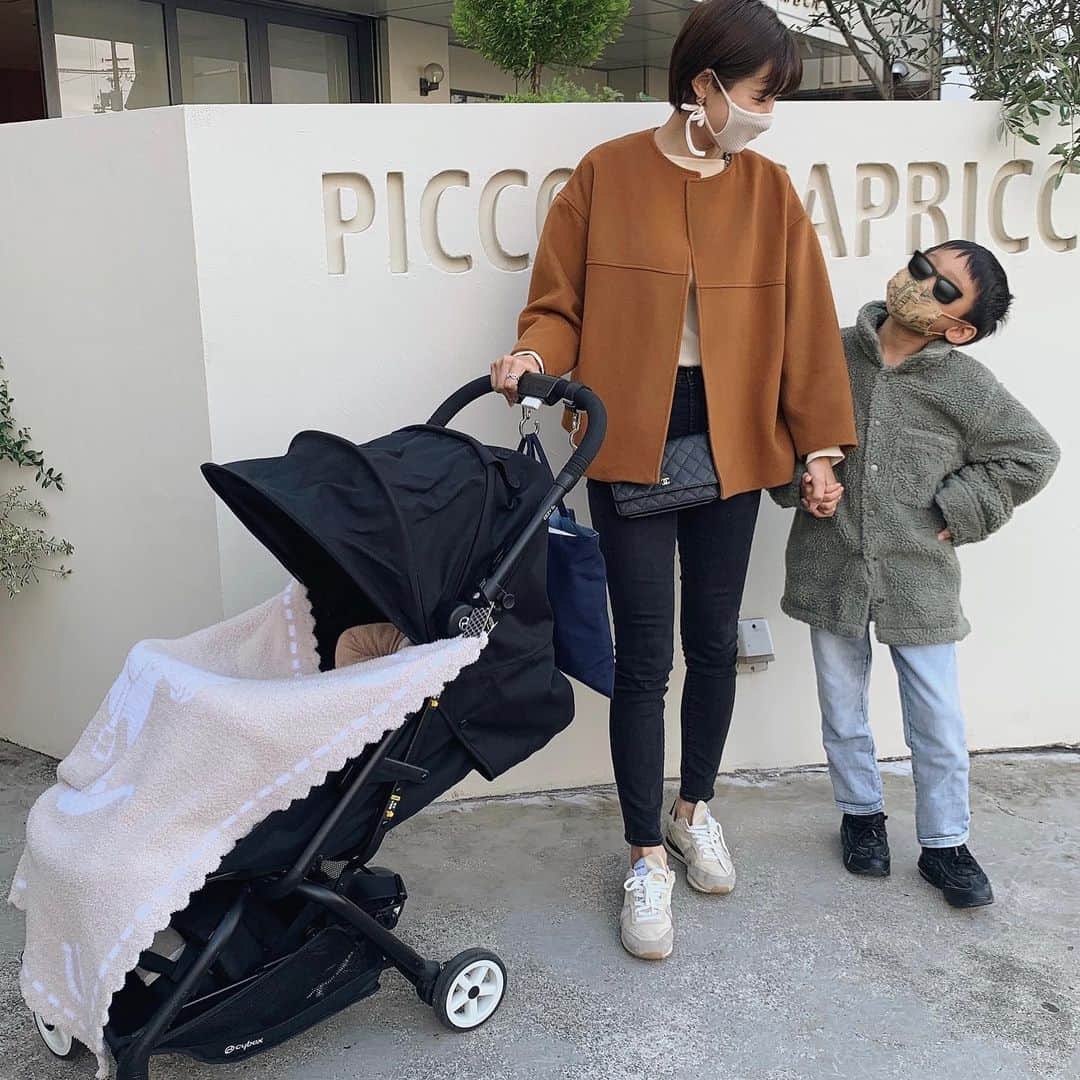 のインスタグラム：「先日の 久しぶりに👦🏻が一緒に撮りたいと言ってきてびっくり😂 ・ 背伸びたな〜✨ ・ お気に入りの @anplegant のコートは 軽いのにめちゃくちゃ暖かいしカタチが可愛すぎる！🥺🤎 ・ ・ ・ outer @anplegant #anplegant tops @auralee_tokyo #auralee  denim @gap_jp #gap shoes @novesta_japan #novesta」