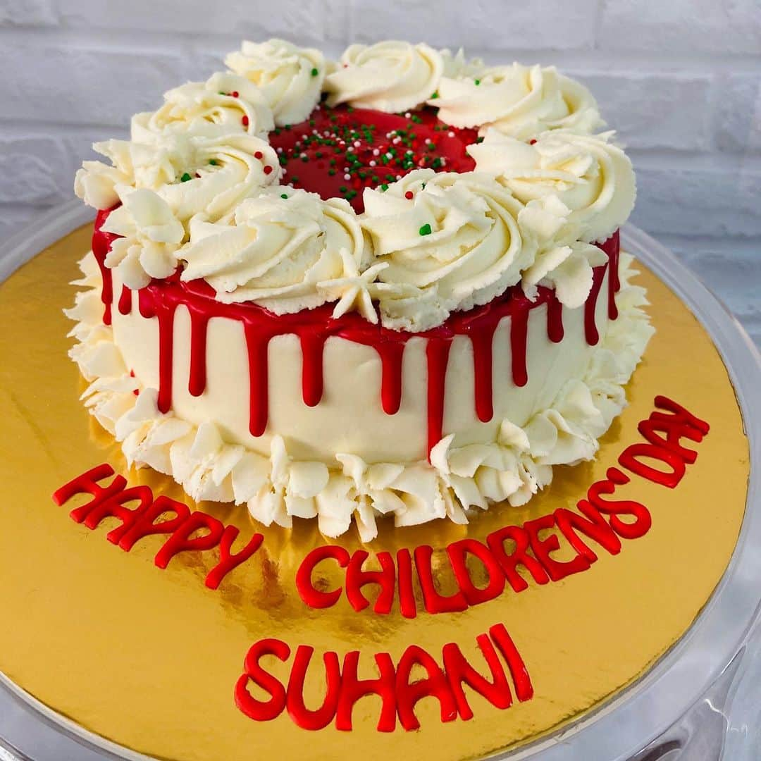 SUPER CAKESのインスタグラム：「#redvelvetcake #belgianchocolatecake  #creamcheesefilling #chocolatefilling #loveforbaking #red #goldenstars #childrensday #momslove #qatarbaker #homebaker #cakephotography #rossete #chocolate #redvelvetlove #instacake #instaphotography」