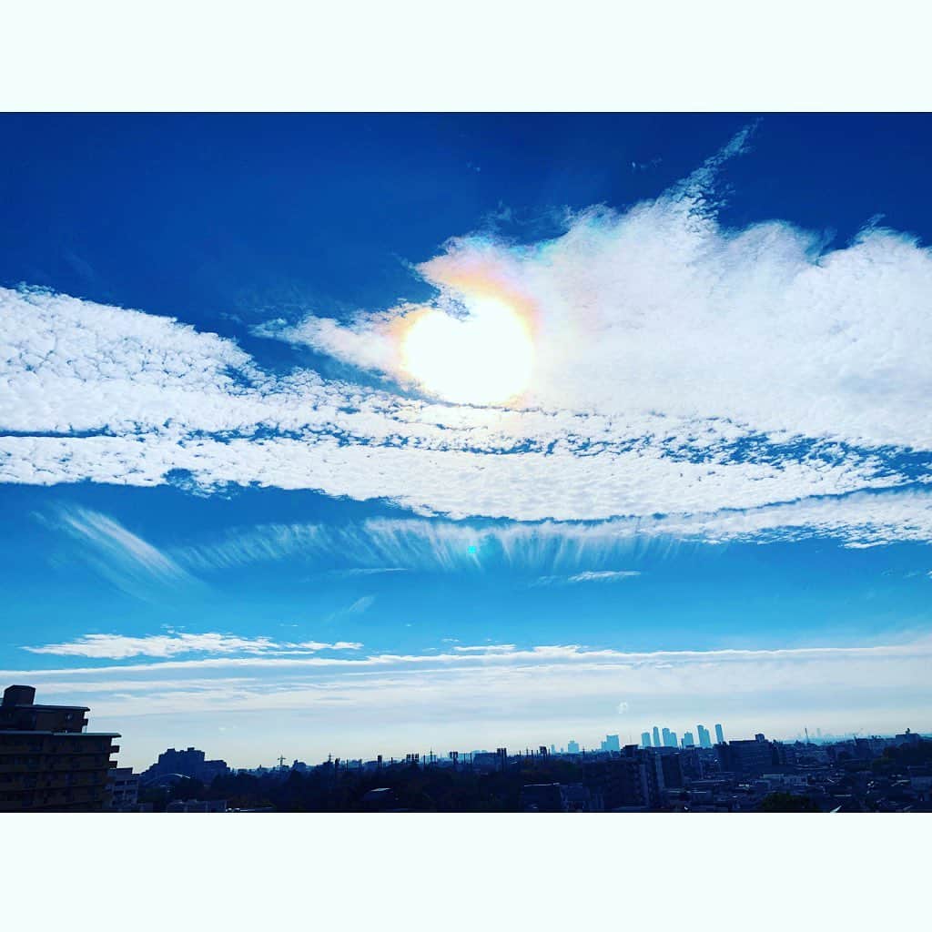 七瀬遥のインスタグラム：「今日は、ずっとお空が綺麗で🌈✨ 空気が澄んでいて不思議な雲や神秘的な光がたくさん輝いていました😊💖 そして、素敵なお仲間との集まりに参加し、新たな気付きもあり😉✨✨ 今日も最高最善な1日に感謝🙏❤️  #彩雲#綺麗#美しい#空#宇宙#最高最善#美味しい#楽しい#感謝#delicious#good#friend#happy#love#happiness#good#smile#tokyo#japan」
