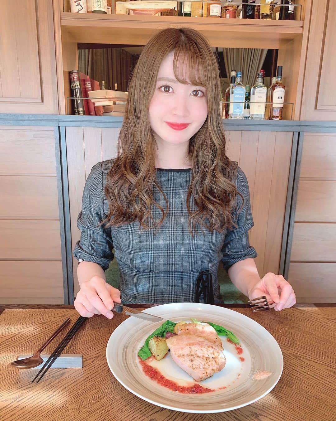 沢井里奈さんのインスタグラム写真 - (沢井里奈Instagram)「⠀ ⠀ 母とランチ🍽🌹✨ 　 ミッドランドスクエアの｢ROASTER｣ お肉もお魚も美味しかった、、💐🤍 　 　 #roaster #ロースター #さわーグルメ」11月30日 19時50分 - sawairina