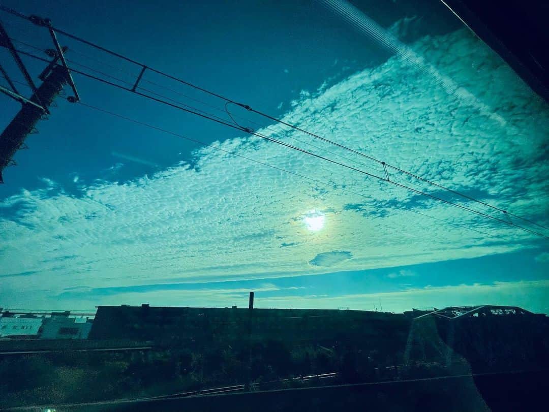 白木夏子さんのインスタグラム写真 - (白木夏子Instagram)「なんだか今日はすごい空だった😳満月も赤くて大きくて、地球に生きてる🌏まわってる〜て感じだわ。 色んなところで打ち合わせとかですごい歩いて、帰宅してスマホで歩数見たら14,000歩も歩いてた🏃‍♀️うゎお😳」11月30日 19時55分 - natsukoshiraki