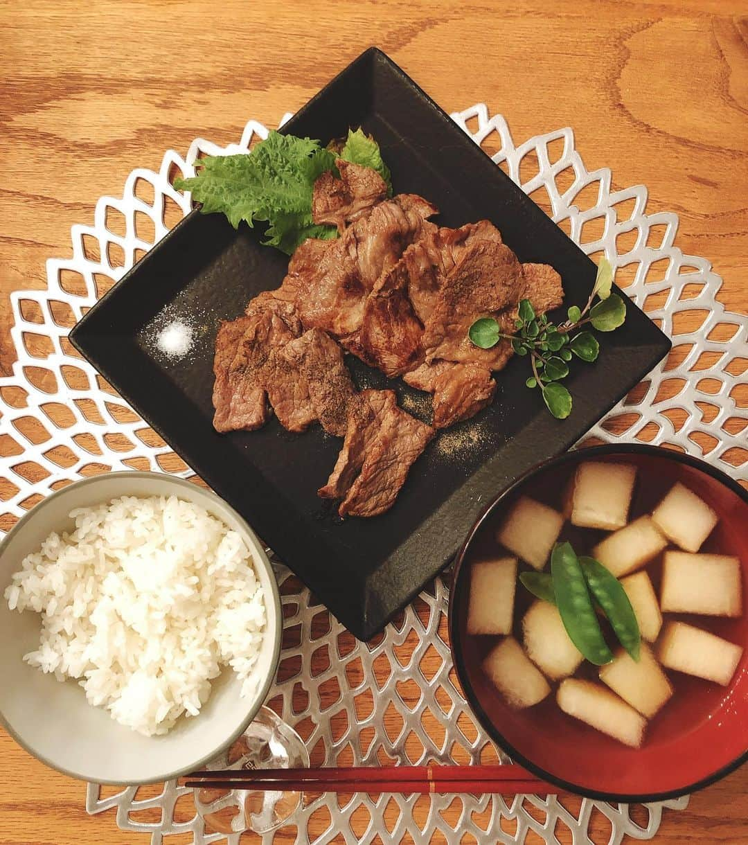 薄井しお里さんのインスタグラム写真 - (薄井しお里Instagram)「焼肉定食😇 この日は忙しかったので簡単に焼肉定食風に！ 冬瓜が手に入ったのでお吸い物に🤤✨ ・ お肉はお塩で食べる派です！うすしおですから！🧂 ベランダのクレソンと紫蘇を添えて♡ ・  #うすしお飯　#自炊　#簡単ご飯　#おうちご飯　#おうち焼肉　#ベランダ農園　#冬瓜レシピ」11月30日 19時56分 - shiori.uuu