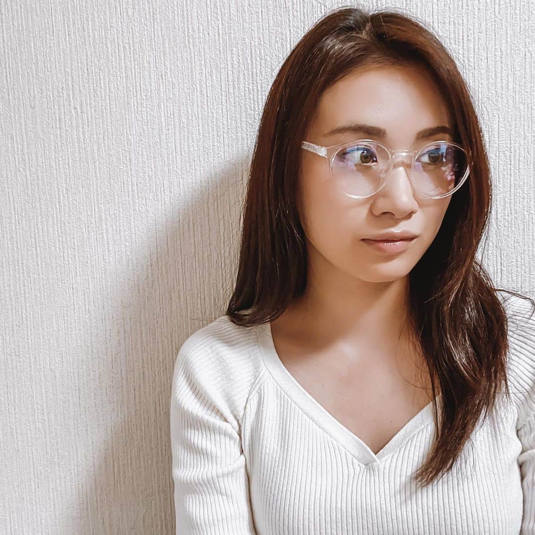 鈴木芳奈のインスタグラム：「最近PCで映画を観ることが多く、ブルーライトカット眼鏡購入👓 写真撮ったら光が反射して目がブルーになった 青色のカラコンつけてみたいな。)))ただの好奇心 似合うかな。w  #山形出身 #役者 #俳優 #女優 #act #actor #actress #眼鏡 #眼鏡女子」