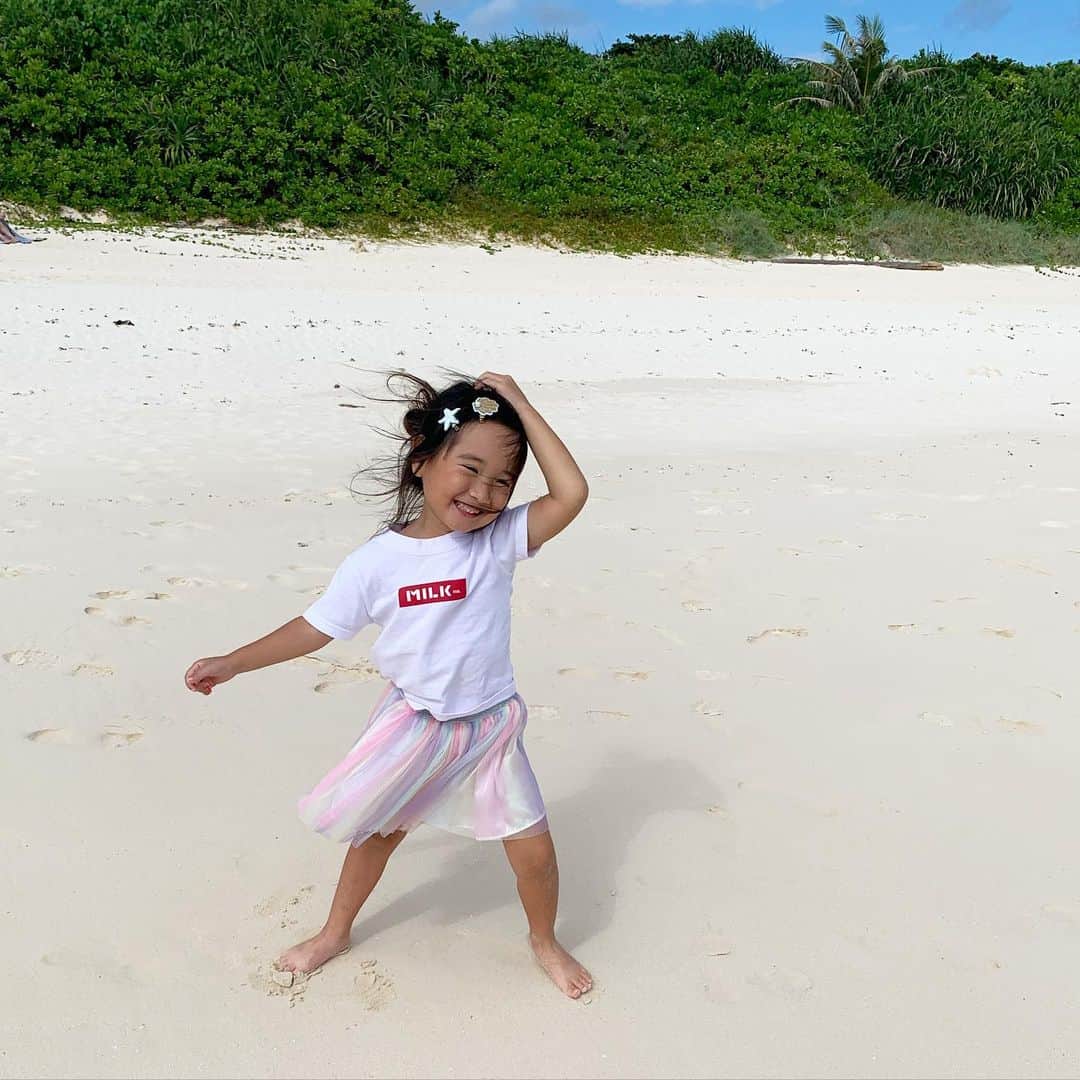 照屋 健太郎のインスタグラム：「先週末の海 🏖 砂がサラサラで気持ち良かった〜  #tmrevolution #okinawa #summer #milkfedjp #日夕佳 #娘 #沖縄 #海 #夏」
