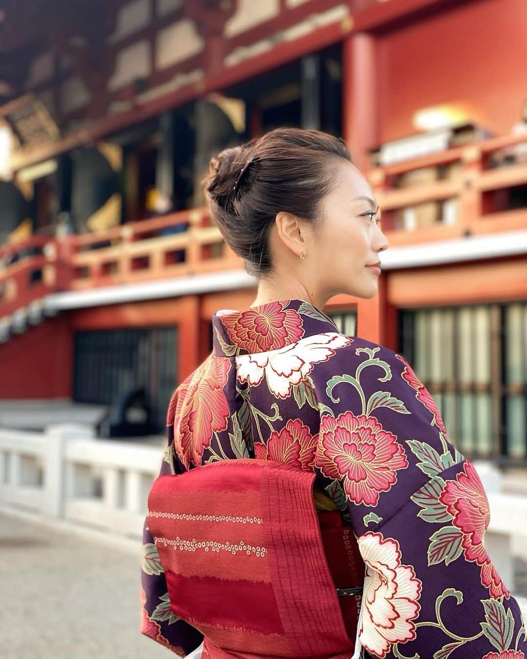 SAORIのインスタグラム：「う♡な♡ぎ . . . 着物だし 『うなじ』じゃないんかーい‼️🤣ってな。 うなぎが食べたいなぅ。 さて、今日はすでに12時間働いてて 頭が周りません😫脳みそ溶けそ💦 うなぎが食べたい‼︎ 今週も頑張ろう🙌✨‼️ . shooting by @naaacha96 🌻 ありがとう♡♡♡ ✾ #浅草着物レンタルアンドネイル虹 #浅草着物レンタル虹 #浅草ネイルサロン虹 #浅草レンタル着物 #浅草着物レンタル #pr #東京 #tokyo #港区 #高身長女子 #model #モデル #influencer #インフルエンサー #instagramer #インスタグラマー #ambassador #アンバサダー #フリーモデル #ポートレートモデル #カメラマンさんと繋がりたい #ポトレ #ポトレのセカイ #ビジョラダ #美女jp #ビジョフォ #ビジョナビ」