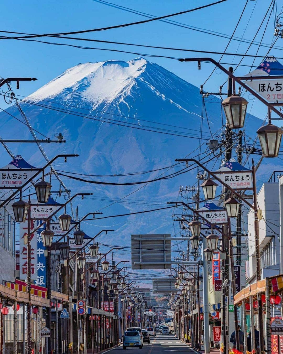 旅行メディア・じゃらん〈公式〉さんのインスタグラム写真 - (旅行メディア・じゃらん〈公式〉Instagram)「"#本町2丁目商店街 #富士山 レトロな昭和の町並みと富士山のコラボが新鮮！ 昭和の面影を残す商店街の向こうに、電線に囲まれた富士山が。 日本らしさを感じさせる懐かしい風景です。 . . ━━━━━━━━━━━━━━━ 📍 山梨県「富士山」 📷 photo by @tsumizo 📅 2020.11 ━━━━━━━━━━━━━━━ 📎 【 #じゃらんおすすめ_甲信越 】 おでかけの参考に、ピックアップしたお写真をエリア別でまとめました！ ━━━━━━━━━━━━━━━ . . #jalan_travel　をつけていただいた中からpick upしました🔍 素敵なお写真をありがとうございました😍 . . ☑ 新型コロナウイルス感染症拡大防止の観点から、各自治体により地域をまたいだ移動の自粛要請等が行われています。お出かけの際は、お住まいやお出かけされる都道府県の要請をご確認の上、感染拡大の防止に充分ご配慮いただくようお願いいたします。また、日々状況が変化しておりますので、事前に各施設の最新情報をご確認下さい。 ☑ #jalan_travel をつけて、ぜひ今までの旅行先の思い出写真を投稿してください。このアカウントでご紹介させていただきます。(じゃらんニュースでも紹介される可能性があります） . . . . . . #山梨 #富士山 #甲信越 #商店街  #じゃらん #観光 #観光地 #観光スポット #旅行 #旅行好きな人と繋がりたい #旅行好き #写真好きな人と繋がりたい #ファインダー越しの私の世界 #Japan #travel #travellers #trip #jalan #japantravelphoto #japantrip #japantravel #jalan_blue」11月30日 20時00分 - jalan_net