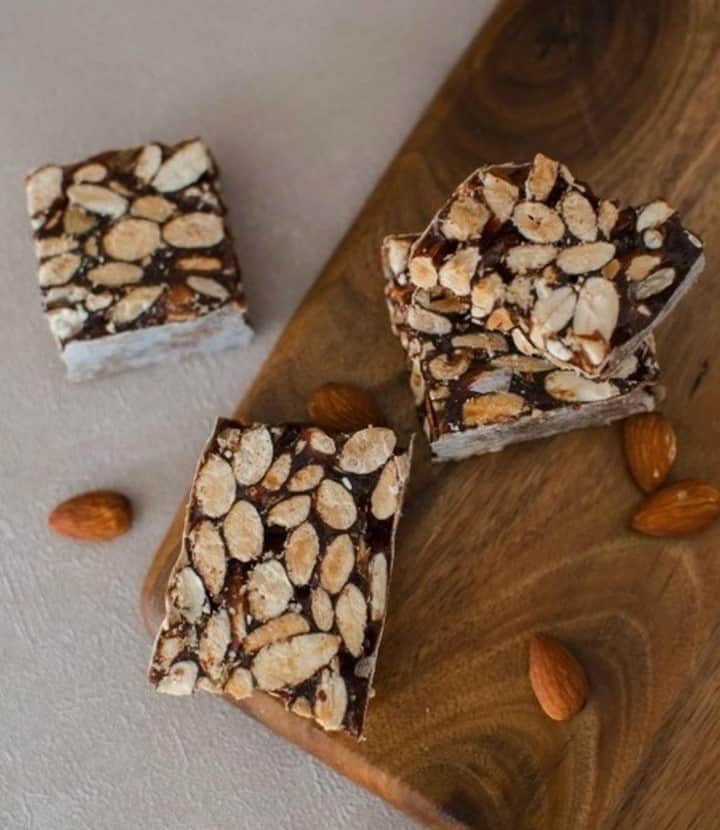 ロクシタンのインスタグラム：「A slice of Provence, please! ☀️⁣ ⁣ This delicious treat is Provence Black Nougat, and is a taste known by many who visit the region for its traditional sweetness. This particular bar from @leroyreneofficiel has been made using roasted almonds and honey – and you all know how much we love almonds!⁣ ⁣ Have you ever tried Provence Black Nougat? 💭⁣ ⁣ Image and nougat credit 📸: @leroyreneofficiel #Provence #Almond #Honey #SouthofFrance #Loccitane⁣」