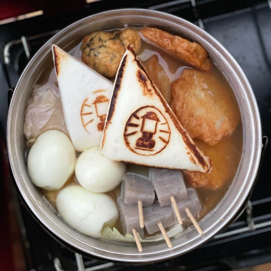 Coleman Japanのインスタグラム：「＼🍢子ども達も大好き❣️ ／  秋冬キャンプの寒い夜に外で食べる「アウトドアおでん🍢」。いろいろな具材が入っていて、楽しく、美味しく、あったまる☺️ ♪  📷：@yymmdd0601 さん（Instagram） 素敵なお写真ありがとうございました☺️ ・ ━━━━━━━━━━━━━━━━━ #私のコールマン を付けて投稿して頂いた中から素敵なお写真は、コールマン公式SNSでご紹介させて頂きます♪ ━━━━━━━━━━━━━━━━━ ・ ・ ・ #灯そうColeman #灯そうコールマン #灯そう #Coleman #コールマン #Camp #キャンプ #Outdoor #アウトドア #アウトドア料理 #アウトドア飯 #キャンプ飯 #キャンプご飯 #キャンプ料理 #キャンプごはん #アウトドアレシピ #キャンプレシピ #私のコールマン #私のコールマンレシピ #ツーバーナー #おでん #アウトドアおでん #冬キャンプ」
