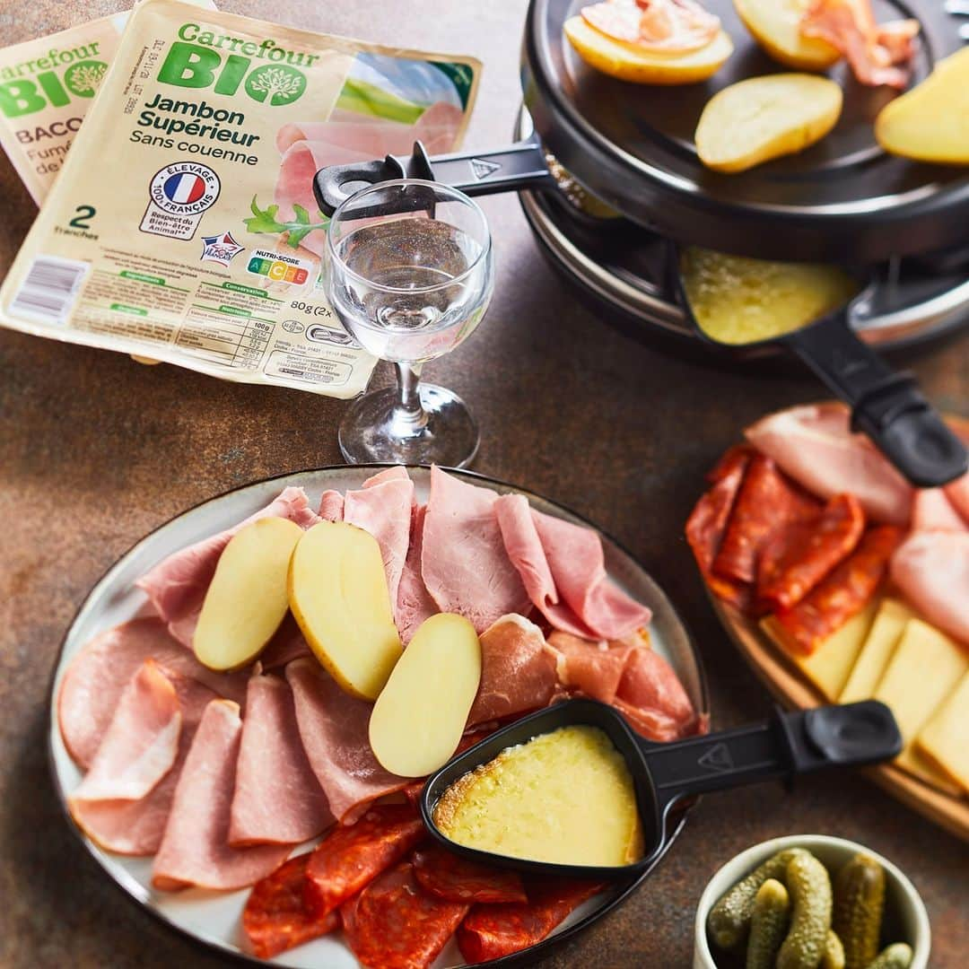 Carrefour Franceさんのインスタグラム写真 - (Carrefour FranceInstagram)「ALERTE, on n'a pas encore posté notre photo annuelle de raclette ❗ Elle est notre solution de réconfort pour l'hiver. 😍 Accompagné d'une bonne charcuterie et de pommes de terre, c'est un moment familial et chaleureux dont on pourrait presque abuser sans modération. Et vous, quand avez-vous mangé votre première raclette de la saison ?   #raclette #charcuterie #hiver #carrefour」11月30日 20時00分 - carrefourfrance