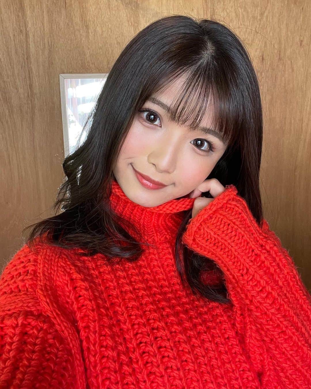 山本ゆうかのインスタグラム：「.﻿ ﻿ ﻿ ﻿ ﻿ ﻿ ﻿ #iPhone12  インカメラでもまあ綺麗に写りはりますねぇ﻿ ﻿肌荒れが分かるくらいの美しさで腹立ちます。 ﻿ ﻿ でも何か顔面濃く写る気がする﻿ ﻿ ﻿ ﻿ ﻿ ﻿ ﻿ ﻿ #オレンジニット　#タートルネック　#zara #zaraセーター　#オレンジセーター　#オレンジメイク #ビジョビ　#黒髪ロング　#たぬき顔　 #portrait #ポートレート #撮影会モデル #ポートレートモデル  #関西サロモ #被写体 #ポートレートしま専科  #キリトリセカイ #スクリーンに恋して #カメラマンさんと繋がりたい  #portraitphotography ﻿ #人像攝影 #人像寫真 #外拍麻豆 #小清新﻿  #instagood #instaportrait #lovers_nippon  #イチナナライブ #17live ﻿」