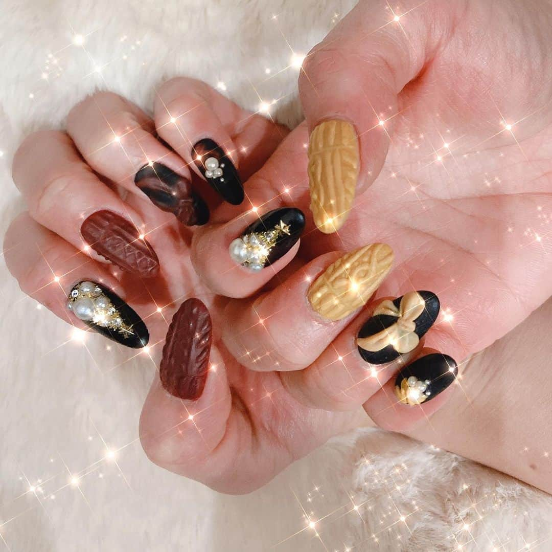 瀬名あゆむさんのインスタグラム写真 - (瀬名あゆむInstagram)「new nailはクリスマス意識してみたの♡  人差し指はツリーだよ♫ ニットネイルもおりぼんもきゃわいいー♡ オールシーズンキラキラしていたい♡  #キラキラネイル #ニットネイル #クリスマス #冬ネイル #マットネイル #ジェルネイル #スカルプネイル」11月30日 20時14分 - sena_ayumu