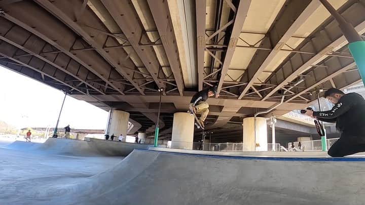 笹岡建介のインスタグラム：「新横浜  @mktaxi.jp @dcshoes_japan @dorcus_tbs @bern_japan @stance_japan @skullcandyjapan @independenttrucks @rictawheels @minirampsteez  #mktaxi#dcshoesjapan #dcshoes #skullcandyjapan #bells #independenttrucks #triforce_k #hi_5 #dorcus_tbs #6556skateboarding #divisio#fivecrossskatepark #showgekiskateboards #13mind#bern#bernjapan#make___#skate#skateboard #instagood #skatecrunch #skatecrunchmag #minirampsteez #新横浜 #横浜#japan#tokyo #goproのある生活 #gopro」