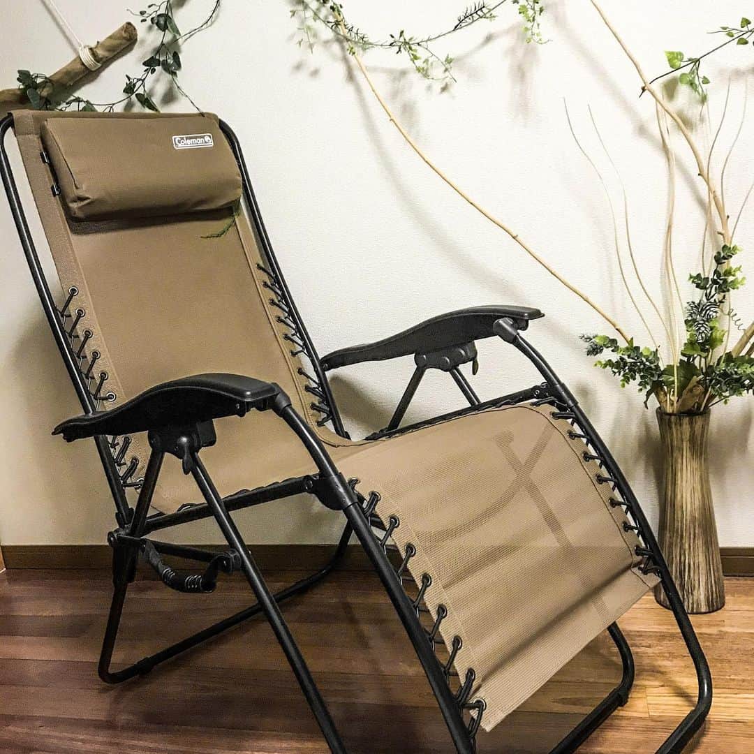 安藝正俊のインスタグラム：「▶︎【コールマン⭐︎インフィニティチェア⭐︎】  @coleman_japan  『人をダメにするイス』  ダメになった1人です。  座り心地◎ 快適さ◎ デザイン◎ 持ち運び△  展示品に座った勢いでそのまま買ったよね😂  これでビーチライフ&キャンプライフが最高に快適だ 👍 : #沖縄 #沖縄移住 #緑のある暮らし #1人暮らし #生活用品 #生活雑貨 #家具 #ナチュラル #ライフスタイル  #ミニマリスト #リノベーション #アウトドア #アウトドア好きな人と繋がりたい #キャンプ #キャンプ好き #キャンパー #キャンプギア #キャンプ道具 #キャンプ初心者 #キャンプ好きな人と繋がりたい #ソトアソビ #コールマン #goout #camp #camper #campgear  #coleman  #crazycamp_jpn #camp_outdoor_jp #instacamp」