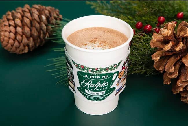 Fashion Headlineのインスタグラム：「ラルフズ コーヒー 表参道（RALPH’S COFFEE OMOTESANDO）に、“ラルフズ コーヒー ホリデートラック”が到着! 寒い季節にもぴったりなホリデートラック限定ドリンクが発売中。写真は、その一つである「ジンジャーホットチョコレート」。  イタリア・ヴァローナ社のチョコレートをふんだんに使用した、ビターな味わいが特徴です。  他に、トラック限定ドリンクとして、特製ホットワインも展開されています。ぜひ、合わせてチェックしてみてくださいね!  check☞ @fashionheadlinejpn website gourmet tab 表参道にホリデーの装いのラルフズ コーヒー ホリデートラックが期間限定で登場 https://www.fashion-headline.com/article/58442」