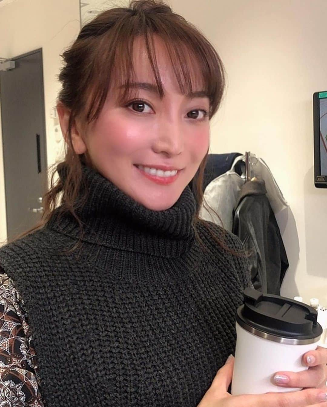 加藤綾菜さんのインスタグラム写真 - (加藤綾菜Instagram)「テレビ収録終わりました📺  素晴らしい番組に出演できて嬉しかったです✨ ゆっくりコーヒー飲みながら夫婦の時間🧸❤️ #月曜日 #今週も頑張ろう💪」11月30日 20時19分 - katoayana0412