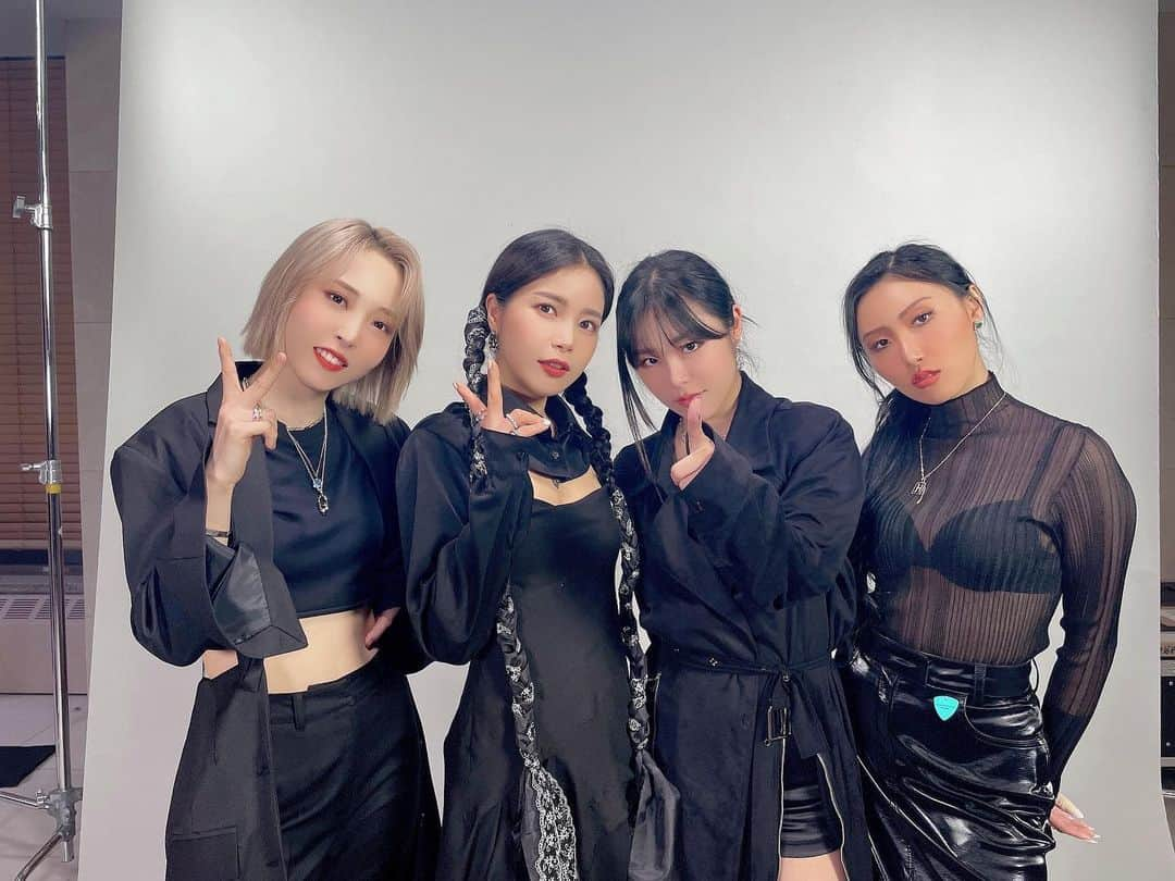 Mamamooさんのインスタグラム写真 - (MamamooInstagram)「. [#마마무] - 우리 무무 여러분 잠시 후 9시, 네이버 나우 'PARTY B' 에서  마마무와 함께 즐겨 봅시다!🖤 - #MAMAMOO #PARTYB」11月30日 20時21分 - mamamoo_official