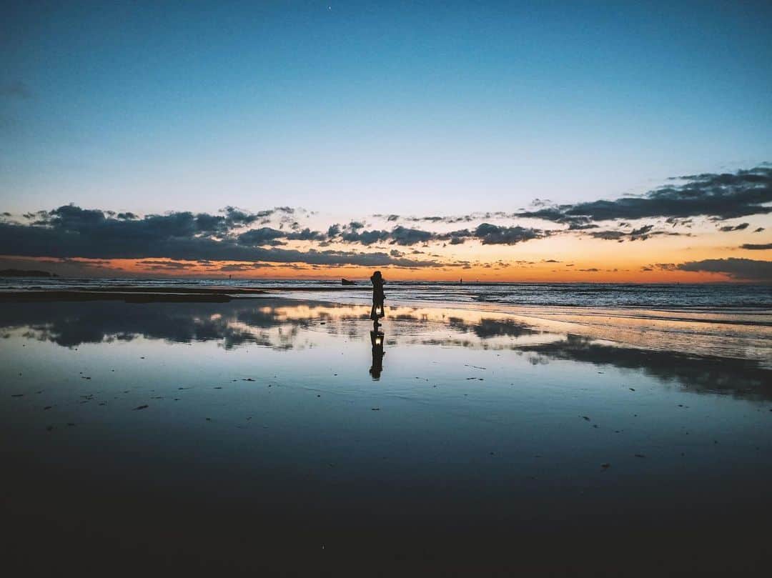 shinichi38のインスタグラム：「﻿ Overlooking the world 🌎 ﻿ ﻿ ﻿ 旅や撮影にどんなカメラを持っていきますか？﻿ 僕は一眼レフで35mmを使う事が多いんですが﻿ いつも全部まるごと写す事ができれば 最高なのになぁって思ってますw﻿ ﻿ そこでRICOH THETA360の出番です♪﻿ いつもにプラスで360°で撮影しておくと﻿ その場所の全てが丸ごと残ります♪﻿ 旅の思い出が更に豊かになりますよね☺︎﻿ ﻿ 朗報﻿ なんとTHETAが当たっちゃう﻿ フォトキャンペーンの開催です♪﻿ ルールは簡単！！﻿ 皆さんのまるごと写したい﻿ 思い出写真にハッシュタグ ﻿ #まるごと写したい思い出 ﻿ をつけて投稿して下さい♪﻿ THETAで撮影した写真じゃなくてもOKです！﻿ キャンペーン期間は今日から12/13(日)です。﻿ 皆んなの素敵な思い出を投稿しちゃいましょう☺︎﻿ ﻿」