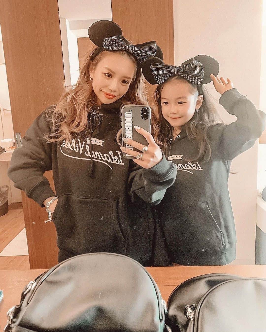 ✷kana✷のインスタグラム：「🎀 . . @surfrise_com  フーーディーー♡♡♡きゃわっ そいえば、地域共通クーポン🎫 ディズニー紙しか使えないの聞いてない🤣 ホテルのレストラン、ラウンジは予約 いっぱいだし、、結局帰る間際に 成城石井で高い調味料を爆買いして帰った わたしたちでした🤣 #主婦 . . #親子リンク」