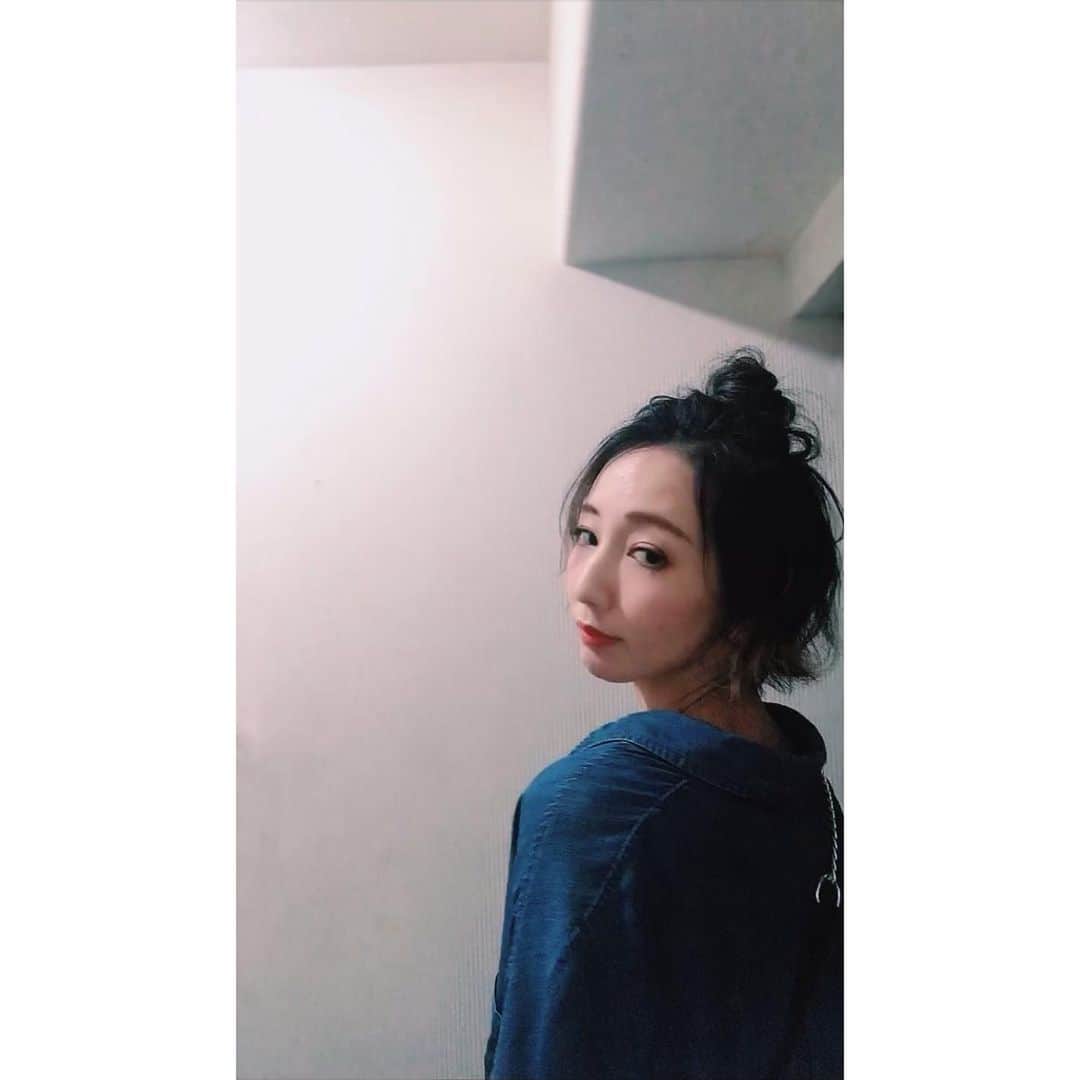 咲希あかねのインスタグラム：「#お団子 ☻ 髪の毛のびたなぁ。。。 結べる！！ 久しぶりに伸ばそかな♪  #hair #hairstyle #hairarrange  #ショートボブ #ボブ #ヘアアレンジ #ハーフアップ #ハーフアップお団子 #お団子ヘア」