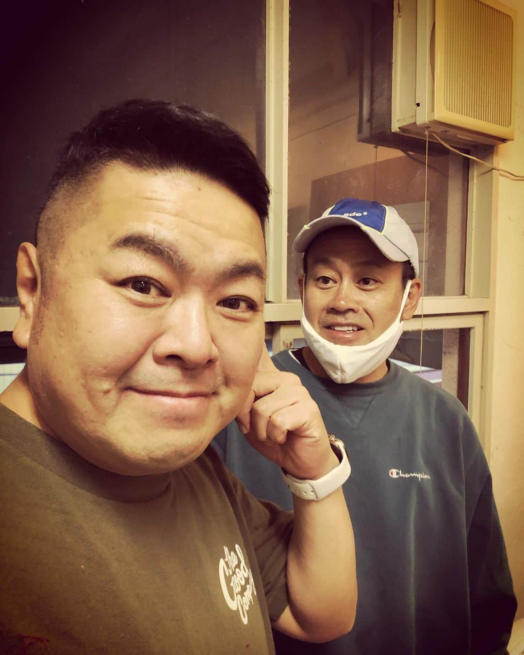 杉本知香さんのインスタグラム写真 - (杉本知香Instagram)「年男な2人。 おじさんがおじさんの頭皮のできものを発見してる図。  #中目黒美容室#年男#48歳#おじさんのじゃれあい #宮川大輔#青空レストラン#夜な夜なラブ子さん  #ダイノジ大地#ダイノジ #吉本坂46」11月30日 20時28分 - sugimotoc