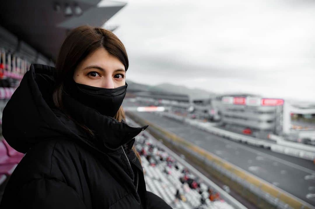 マギーさんのインスタグラム写真 - (マギーInstagram)「昨日は SuperGT500/300 を観に 富士スピードウェイへ！🏁  最後まで何があるかわからないから本当に面白い。 目が離せなくてずっとドキドキしてる。 チームのこと選手のこと車体のこと、教えてもらいながら観たのでさらに面白かった！  #富士スピードウェイ #supergt2020  #keihin  #realracing  #レース #私もいつかチャレンジ」11月30日 20時28分 - maggymoon