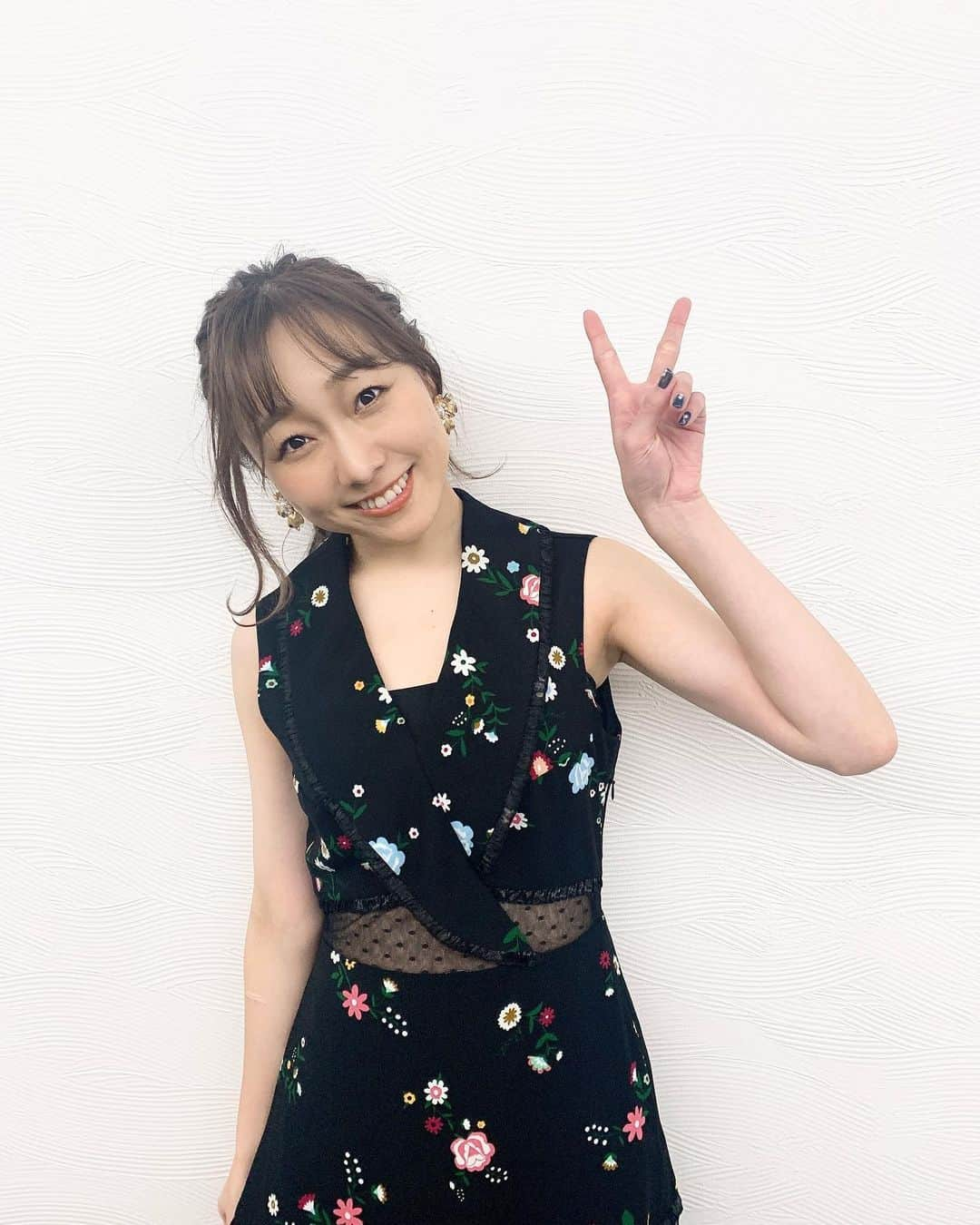 須田亜香里さんのインスタグラム写真 - (須田亜香里Instagram)「昨日、熱闘Mリーグの衣装はスケスケかノースリーブかどっちでしょう？と問題出しましたが ノースリーブで正解だ！と 喜んでいる皆さん！よく見て！ . 実は… お腹がスッケスケでしたー😚💓 . ということで正解は… スケスケでもノースリーブでもなく “スケスケでノースリーブ”でした😛 . #熱闘mリーグ #須田亜香里衣装 #すだすけ #スケスケノースリーブ . . ------11月30日(月)----- . 🏠FM AICHI 21:00〜 【#須田亜香里の部屋 】 皆から募集した秋を紹介したり 共感したりキュンとしたり またまた最高の回になっています💕 . 🥸TBS 24:58〜 【#有田ジェネレーション 】 私ただ笑ってるだけかも😂 ホントに！ 配信もあるみたいなのでお楽しみにっ #有ジェネ . 🗣MBSラジオ 25:30〜 【#オレたちやってマンデー 】 今週もスタジオメンバーとリモートメンバーがいつもと違う感じ！ 今回もお楽しみにっ😆 #オレマン  . radikoのURLはストーリーズに貼ってあるのでぜひ全国から楽しんでね☺️ . .」11月30日 20時29分 - akarisuda