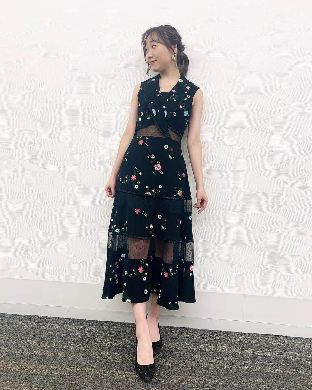 須田亜香里さんのインスタグラム写真 - (須田亜香里Instagram)「昨日、熱闘Mリーグの衣装はスケスケかノースリーブかどっちでしょう？と問題出しましたが ノースリーブで正解だ！と 喜んでいる皆さん！よく見て！ . 実は… お腹がスッケスケでしたー😚💓 . ということで正解は… スケスケでもノースリーブでもなく “スケスケでノースリーブ”でした😛 . #熱闘mリーグ #須田亜香里衣装 #すだすけ #スケスケノースリーブ . . ------11月30日(月)----- . 🏠FM AICHI 21:00〜 【#須田亜香里の部屋 】 皆から募集した秋を紹介したり 共感したりキュンとしたり またまた最高の回になっています💕 . 🥸TBS 24:58〜 【#有田ジェネレーション 】 私ただ笑ってるだけかも😂 ホントに！ 配信もあるみたいなのでお楽しみにっ #有ジェネ . 🗣MBSラジオ 25:30〜 【#オレたちやってマンデー 】 今週もスタジオメンバーとリモートメンバーがいつもと違う感じ！ 今回もお楽しみにっ😆 #オレマン  . radikoのURLはストーリーズに貼ってあるのでぜひ全国から楽しんでね☺️ . .」11月30日 20時29分 - akarisuda