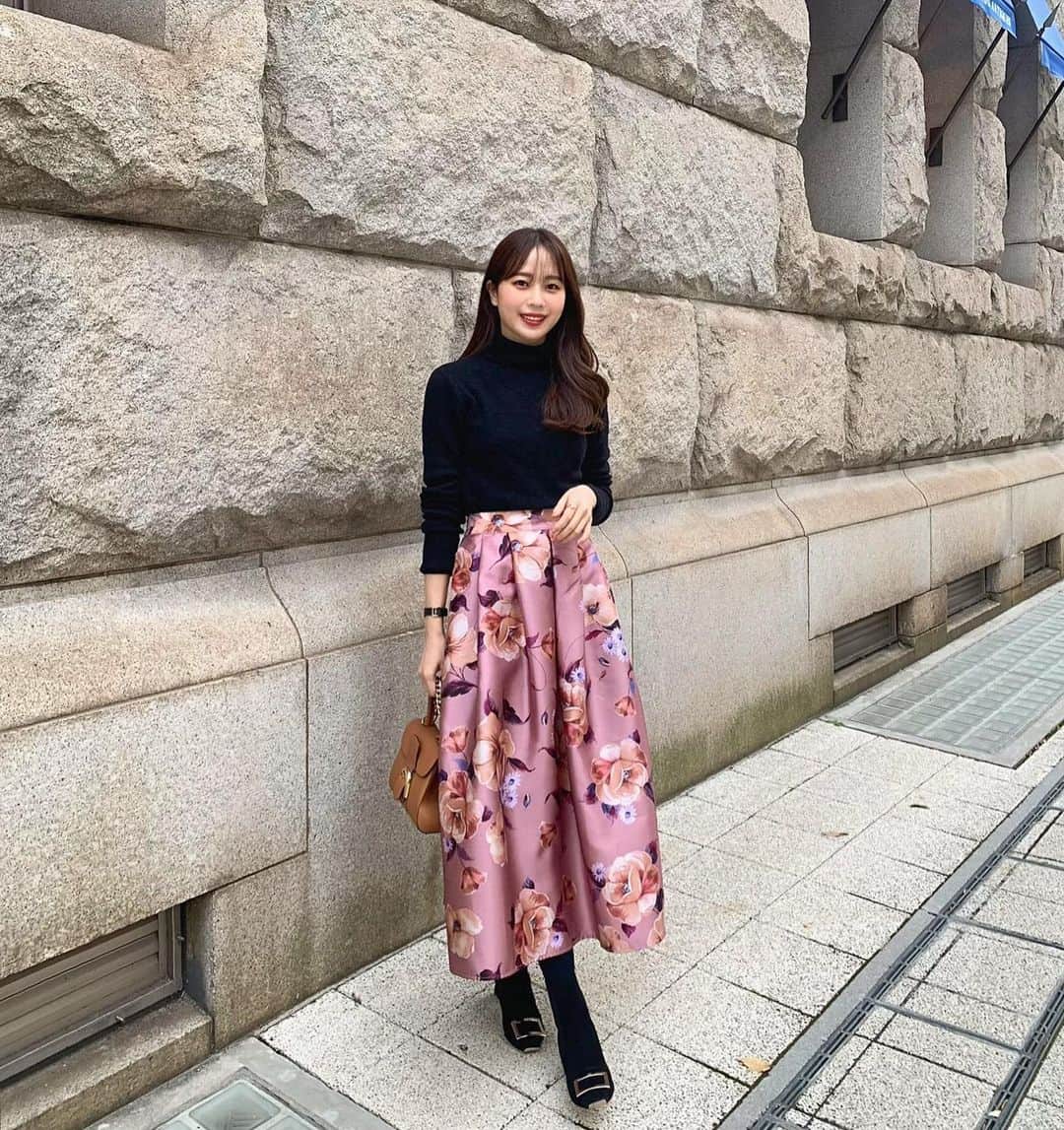 ハンナミのインスタグラム：「この前の❄️  オリジナルのフラワースカート ほんと かわいく仕上がって 大満足☺️ ネイビー色もあります:)  knit skirt #eneu bag #delvaux shoes #rogervivier」