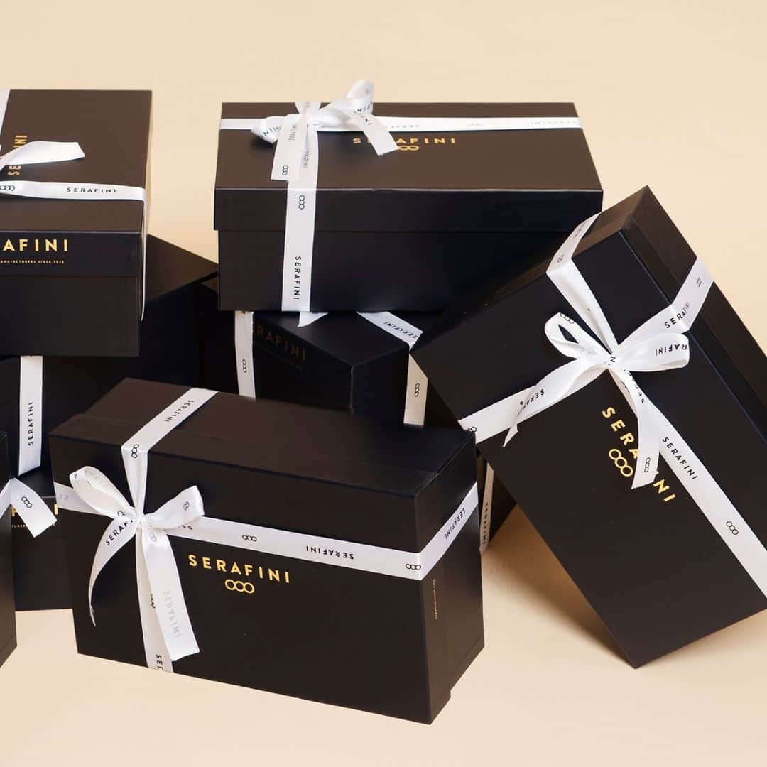 セラフィーニさんのインスタグラム写真 - (セラフィーニInstagram)「Free gift box has arrived! Remember to select it at the checkout and we will take care of everything.⁠ #WeAreSerafini #SerafiniShoes⁠ .⁠ .⁠ .⁠ .⁠ #blackfriday #christmas #gift #christmastime #presents #giftbox #box  #winter #giftideas #xmas #sneakers #shoes #fashion #sneaker #sneakersaddict #style #sneakerheads #streetwear #ootd #streetstyle #igsneakercommunity  #sneakerporn #sneakerholics #sneakerfreaker #footwear #shoesaddict #italianstyle #fw20」11月30日 20時30分 - serafiniofficial