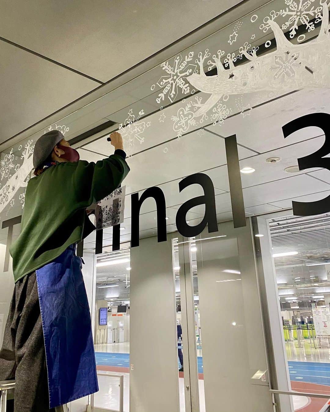 北岸由美さんのインスタグラム写真 - (北岸由美Instagram)「成田空港第3ターミナルのウインドウアートを担当いたしました！ わたしは、第3ターミナル2階の出発ロビー入口自動ドア付近、館外と館内の2枚に描かせていただきました。 ここまで大きなガラス面に描くのは初めてで緊張しましたが、クリスマスや冬のモチーフは大好きなので、のびのびと描くことができました。  成田空港のクリスマスペイントは第1ターミナルを田槙奈緒さん、第2ターミナルを伊倉真理恵さんがそれぞれ担当されているそうです。 公式アカウント @narita.airport_official でもご紹介くださっているので、ぜひチェックしてみてくださいね。  ご覧いただける期間は12月25日（金）まで。 空港を利用される方や、空港関係のお仕事をされているみなさまに楽しんでいただけると嬉しいです。  #成田空港 #成田国際空港 ＃空港 #NRT #naritaairport ＃airport　#naritabi #成田空港クリスマス #photospot #NRTairportchristmas #クリスマス #christmas #イラスト #paintart #christmasart #成田空港第3ターミナル  #yumikitagishi #windowpainting  @coco_tashima さん、素敵な写真ありがとうございました😊」11月30日 20時42分 - yumikitagishi