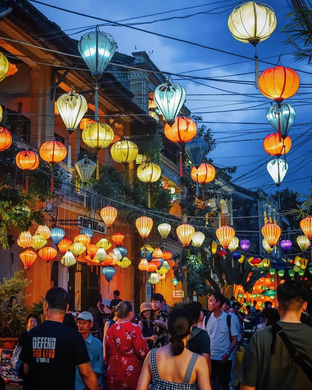 のインスタグラム：「【8.ベトナム社会主義共和国🇻🇳】  世界遺産にも登録されている、ベトナムの古都ホイアン。夜のランタンがとても綺麗✨  なんとここホイアン旧市街では、フリーWi-Fiが通っているんです😳 インスタ映えな写真を撮って、その場ですぐ投稿…なんて事も出来ちゃいます！  . ちなみに、ベトナムには日本と同じように干支があり、その種類もよく似ています。  ただし、卯年が猫年だったりとちょっとだけ違いも。来年は日本はうし年ですが、ベトナムでは「水牛年」なんだとか🐮  【#タビイク世界制覇 】  ✼••┈┈••✼••┈┈••✼••┈┈••✼••┈┈••✼ ••┈┈••✼ ﻿  @tabiiku をタグ付けすると、お写真が紹介されるかも！？ 是非タグ付けして投稿してくださいね🌷 アジアのお写真、大募集中です！！  ✼••┈┈••✼••┈┈••✼••┈┈••✼••┈┈••✼ ••┈┈••✼ ﻿  #Instagram #女子旅 #旅女 #vacation #instatravel #instapassport #バンライフ #旅行好き #旅行行きたい #旅行好き女子 #絶景 #バックパッカー #backpacker #フォトジェニック #ベトナム #ベトナム旅行 #Vietnam #ホイアン #hoian #東南アジア #世界遺産 #worldheritage #việtnam #ベトナム好き #ベトナム好きな人と繋がりたい #호이　#베트남　#🇻🇳 #タビイク」