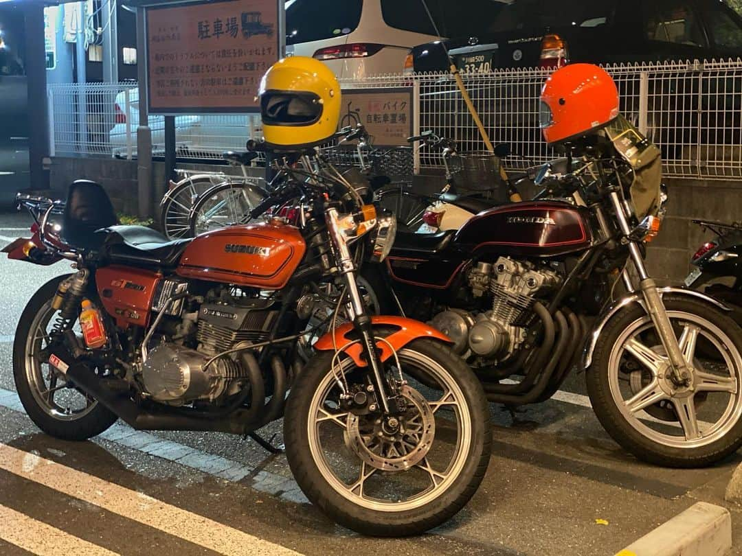 下畑博文さんのインスタグラム写真 - (下畑博文Instagram)「GT550とツーリング！ 寒かけど最高！ イルミネーション綺麗かけど、単車に乗っとるのはオッサン達ばい(o^^o)  #SUZUKI #スズキ #gt380  #gtサンパチ #じゃなくて #gt550 #HONDA #ホンダ #cb750f #じゃなくて #cb750k  #rc01  #旧車 #単車 #バイク」11月30日 20時35分 - shimo.nii