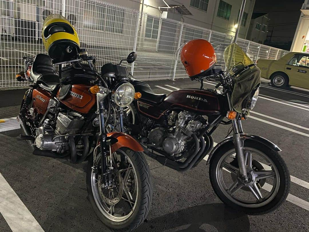 下畑博文さんのインスタグラム写真 - (下畑博文Instagram)「GT550とツーリング！ 寒かけど最高！ イルミネーション綺麗かけど、単車に乗っとるのはオッサン達ばい(o^^o)  #SUZUKI #スズキ #gt380  #gtサンパチ #じゃなくて #gt550 #HONDA #ホンダ #cb750f #じゃなくて #cb750k  #rc01  #旧車 #単車 #バイク」11月30日 20時35分 - shimo.nii