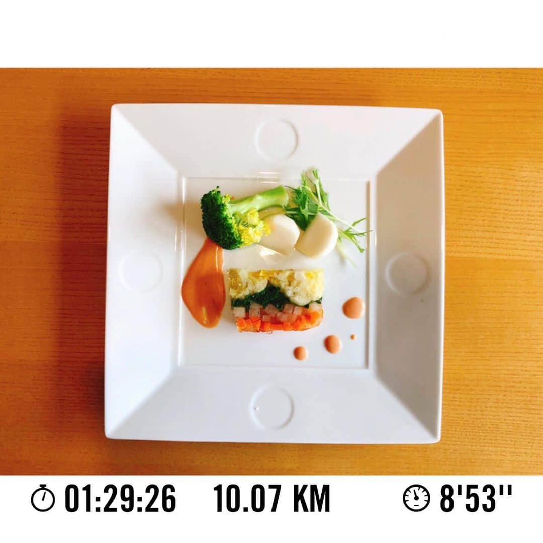 遠藤朋美のインスタグラム：「冬野菜のテリーヌ。 正直なところ、またまた気持ち失敗・・・・・。 なのですが、色々と知見が生まれたテリ活なので、 良しとします。。。 ・ ドディです、こんにちは ・ お出汁はあご出汁。 お野菜下から：にんじん、大根、春菊、カリフラワー、ゆず です。 冬野菜もりもりに盛り込みました。 ・ 色合いは、まずまずなのですが、層がきれいにでない。 あとちょっと気持ち出汁と塩っけ（？）が足りなかったので、 ちょーっと味が物足りなさが出てしまいました。 ・ そんなこんなで、できるだけテリーヌ単体で食べたかったのですが、 タレでごまかすことに。 ・ テリーヌに使う野菜って何が良いのかな～～？？ といつも迷いつつお野菜選択するのですが、 出汁を吸い込みやすい大根とかを使うとまわりのゼラチン部と相性が良くて良い感じです。 ・ 改良の余地ありなので、 またたくさんお野菜が手に入ったら作ってみようと思います。 ・ ・ ・ 本日ものんびり歩いたり走ったり、 寒いと聞いていましたが、 動くと意外と暖かい。 ・ 運動していると、いつが寒いのかよく分からなくなります。 ・ 11月も本日で終わりですね。 ほぼほぼゆるランと歩きですが、 トータル201km。 健康的に運動が習慣化してきたので嬉しいです(^^) ・ ・ ・  #ドディ #世界を走れドディ #ランニング女子 #ランスタグラマー #running #Marathon #Laufen  #달리기 #마라톤 #跑步 #马拉松 #走るの好きな人と繋がりたい #料理好きな人と繋がりたい  #健康生活 #健康」