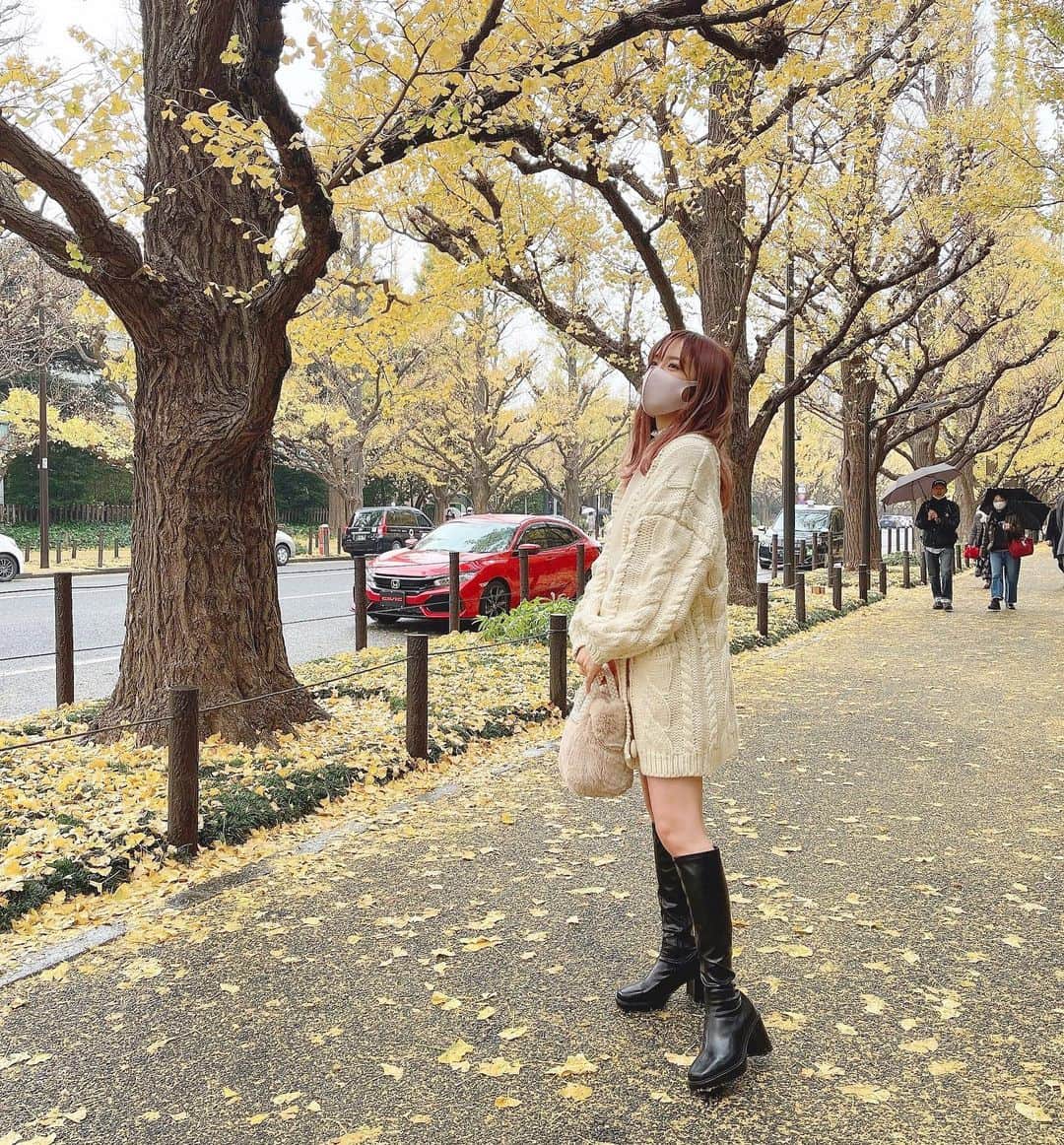 のインスタグラム：「最近お気に入りのカバン😌💗 . 使ってたら @kayoko_takita が色違いを買ってくれてニットもお揃いで持ってるしニコイチです。（ニコイチって久しぶりに聞いた😂） 私も迷った色だったから近くの人が使ってるの見て2個持ちの気分になろうとしています🤣 . ニットコーデも薄過ぎずで暖かいし何よりお尻が隠れるくらいなの！！絶妙すぎてすき💗」