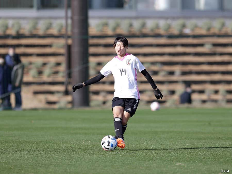 日本サッカー協会さんのインスタグラム写真 - (日本サッカー協会Instagram)「【2020.11.29 Training Photo①📸】#なでしこジャパン　最終日トレーニングマッチ　逆転勝利で2020年の活動を打ち上げ  なでしこジャパンは11月29日(日)に1週間のトレーニングキャンプ最終日を迎え、いわきFC U-18と合同トレーニングを行い、その後40分ハーフでトレーニングマッチを行いました。  トレーニングマッチは1本目、2本目と完全に選手を入れ替える形で行われ、1本目は4-4-2という布陣で臨みます。スピードとパワーに勝る相手に対し、1週間取り組んできた連携・連動、プレーと判断のスピード、そしてゴールを狙う姿勢を前面に押し出して戦います。積極的に前線から守備に行くも、体力の消耗とともに細かなミスが見えて2失点を喫します。  ✅トレーニングマッチの模様は #TeamCam で配信中！公式YouTubeチャンネル #JFATV でご覧ください📹  #jfa #daihyo #nadeshiko #Jヴィレッジ」11月30日 20時40分 - japanfootballassociation