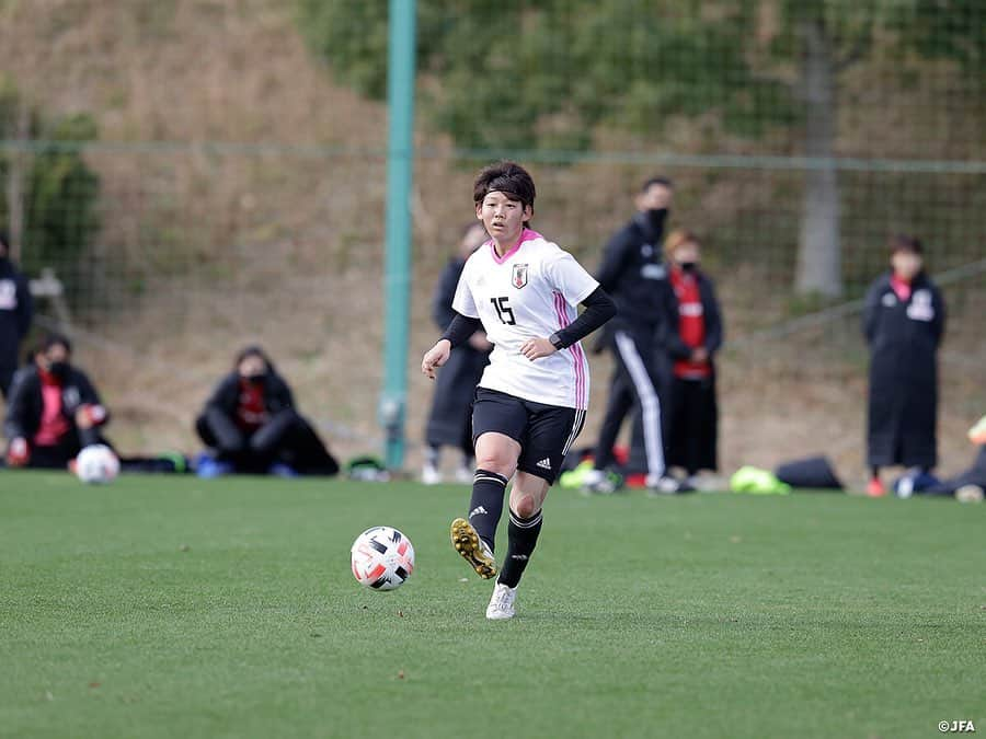 日本サッカー協会さんのインスタグラム写真 - (日本サッカー協会Instagram)「【2020.11.29 Training Photo①📸】#なでしこジャパン　最終日トレーニングマッチ　逆転勝利で2020年の活動を打ち上げ  なでしこジャパンは11月29日(日)に1週間のトレーニングキャンプ最終日を迎え、いわきFC U-18と合同トレーニングを行い、その後40分ハーフでトレーニングマッチを行いました。  トレーニングマッチは1本目、2本目と完全に選手を入れ替える形で行われ、1本目は4-4-2という布陣で臨みます。スピードとパワーに勝る相手に対し、1週間取り組んできた連携・連動、プレーと判断のスピード、そしてゴールを狙う姿勢を前面に押し出して戦います。積極的に前線から守備に行くも、体力の消耗とともに細かなミスが見えて2失点を喫します。  ✅トレーニングマッチの模様は #TeamCam で配信中！公式YouTubeチャンネル #JFATV でご覧ください📹  #jfa #daihyo #nadeshiko #Jヴィレッジ」11月30日 20時40分 - japanfootballassociation