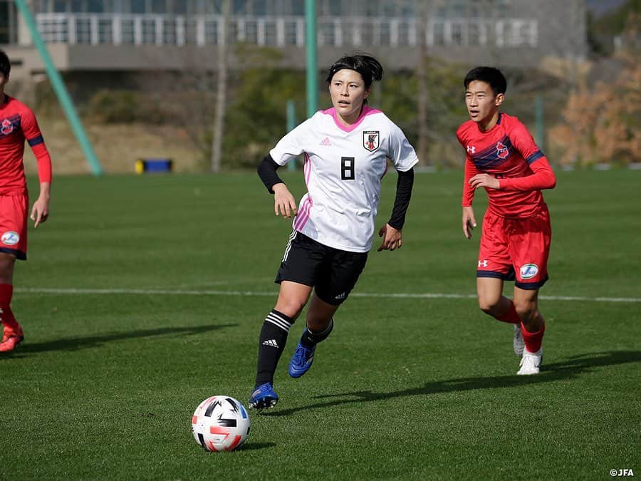 日本サッカー協会さんのインスタグラム写真 - (日本サッカー協会Instagram)「【2020.11.29 Training Photo①📸】#なでしこジャパン　最終日トレーニングマッチ　逆転勝利で2020年の活動を打ち上げ  なでしこジャパンは11月29日(日)に1週間のトレーニングキャンプ最終日を迎え、いわきFC U-18と合同トレーニングを行い、その後40分ハーフでトレーニングマッチを行いました。  トレーニングマッチは1本目、2本目と完全に選手を入れ替える形で行われ、1本目は4-4-2という布陣で臨みます。スピードとパワーに勝る相手に対し、1週間取り組んできた連携・連動、プレーと判断のスピード、そしてゴールを狙う姿勢を前面に押し出して戦います。積極的に前線から守備に行くも、体力の消耗とともに細かなミスが見えて2失点を喫します。  ✅トレーニングマッチの模様は #TeamCam で配信中！公式YouTubeチャンネル #JFATV でご覧ください📹  #jfa #daihyo #nadeshiko #Jヴィレッジ」11月30日 20時40分 - japanfootballassociation