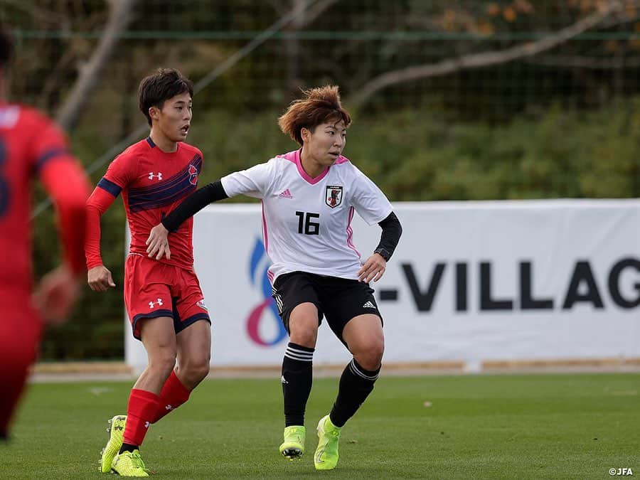 日本サッカー協会さんのインスタグラム写真 - (日本サッカー協会Instagram)「【2020.11.29 Training Photo①📸】#なでしこジャパン　最終日トレーニングマッチ　逆転勝利で2020年の活動を打ち上げ  なでしこジャパンは11月29日(日)に1週間のトレーニングキャンプ最終日を迎え、いわきFC U-18と合同トレーニングを行い、その後40分ハーフでトレーニングマッチを行いました。  トレーニングマッチは1本目、2本目と完全に選手を入れ替える形で行われ、1本目は4-4-2という布陣で臨みます。スピードとパワーに勝る相手に対し、1週間取り組んできた連携・連動、プレーと判断のスピード、そしてゴールを狙う姿勢を前面に押し出して戦います。積極的に前線から守備に行くも、体力の消耗とともに細かなミスが見えて2失点を喫します。  ✅トレーニングマッチの模様は #TeamCam で配信中！公式YouTubeチャンネル #JFATV でご覧ください📹  #jfa #daihyo #nadeshiko #Jヴィレッジ」11月30日 20時40分 - japanfootballassociation