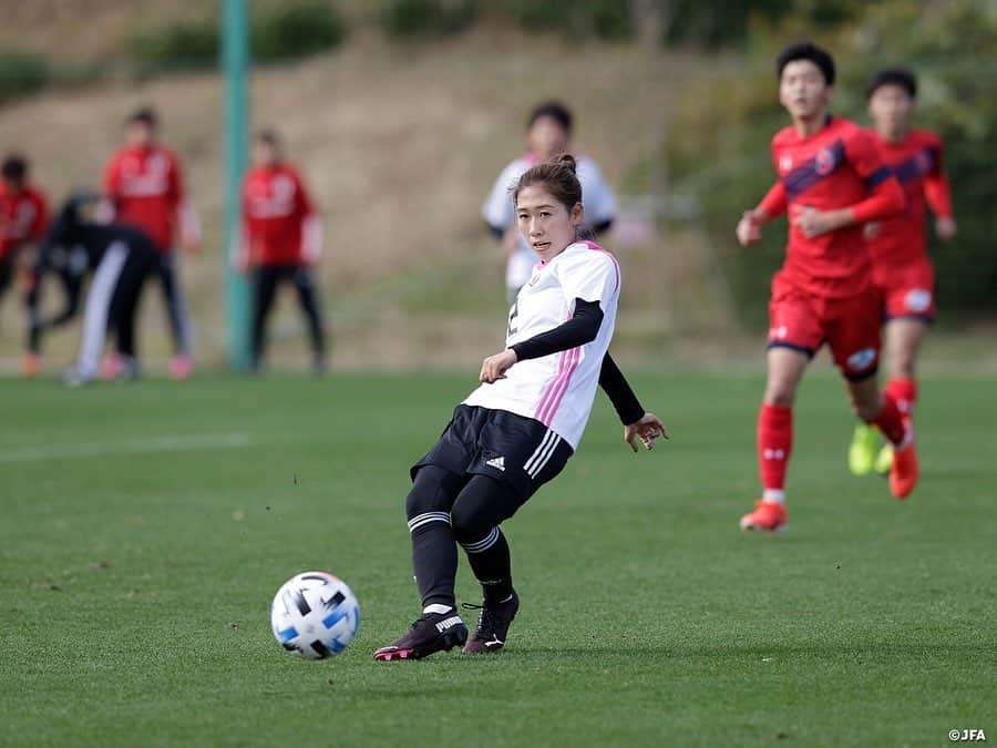 日本サッカー協会さんのインスタグラム写真 - (日本サッカー協会Instagram)「【2020.11.29 Training Photo①📸】#なでしこジャパン　最終日トレーニングマッチ　逆転勝利で2020年の活動を打ち上げ  なでしこジャパンは11月29日(日)に1週間のトレーニングキャンプ最終日を迎え、いわきFC U-18と合同トレーニングを行い、その後40分ハーフでトレーニングマッチを行いました。  トレーニングマッチは1本目、2本目と完全に選手を入れ替える形で行われ、1本目は4-4-2という布陣で臨みます。スピードとパワーに勝る相手に対し、1週間取り組んできた連携・連動、プレーと判断のスピード、そしてゴールを狙う姿勢を前面に押し出して戦います。積極的に前線から守備に行くも、体力の消耗とともに細かなミスが見えて2失点を喫します。  ✅トレーニングマッチの模様は #TeamCam で配信中！公式YouTubeチャンネル #JFATV でご覧ください📹  #jfa #daihyo #nadeshiko #Jヴィレッジ」11月30日 20時40分 - japanfootballassociation