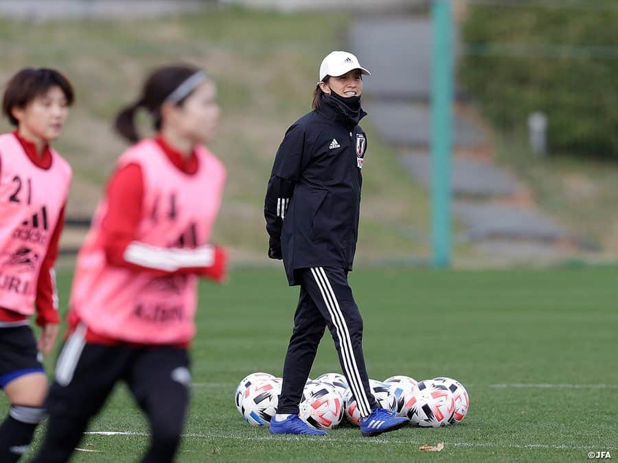 日本サッカー協会さんのインスタグラム写真 - (日本サッカー協会Instagram)「【2020.11.29 Training Photo①📸】#なでしこジャパン　最終日トレーニングマッチ　逆転勝利で2020年の活動を打ち上げ  なでしこジャパンは11月29日(日)に1週間のトレーニングキャンプ最終日を迎え、いわきFC U-18と合同トレーニングを行い、その後40分ハーフでトレーニングマッチを行いました。  トレーニングマッチは1本目、2本目と完全に選手を入れ替える形で行われ、1本目は4-4-2という布陣で臨みます。スピードとパワーに勝る相手に対し、1週間取り組んできた連携・連動、プレーと判断のスピード、そしてゴールを狙う姿勢を前面に押し出して戦います。積極的に前線から守備に行くも、体力の消耗とともに細かなミスが見えて2失点を喫します。  ✅トレーニングマッチの模様は #TeamCam で配信中！公式YouTubeチャンネル #JFATV でご覧ください📹  #jfa #daihyo #nadeshiko #Jヴィレッジ」11月30日 20時40分 - japanfootballassociation