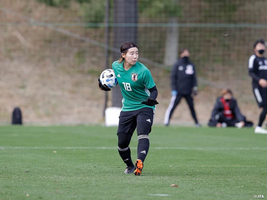 日本サッカー協会さんのインスタグラム写真 - (日本サッカー協会Instagram)「【2020.11.29 Training Photo①📸】#なでしこジャパン　最終日トレーニングマッチ　逆転勝利で2020年の活動を打ち上げ  なでしこジャパンは11月29日(日)に1週間のトレーニングキャンプ最終日を迎え、いわきFC U-18と合同トレーニングを行い、その後40分ハーフでトレーニングマッチを行いました。  トレーニングマッチは1本目、2本目と完全に選手を入れ替える形で行われ、1本目は4-4-2という布陣で臨みます。スピードとパワーに勝る相手に対し、1週間取り組んできた連携・連動、プレーと判断のスピード、そしてゴールを狙う姿勢を前面に押し出して戦います。積極的に前線から守備に行くも、体力の消耗とともに細かなミスが見えて2失点を喫します。  ✅トレーニングマッチの模様は #TeamCam で配信中！公式YouTubeチャンネル #JFATV でご覧ください📹  #jfa #daihyo #nadeshiko #Jヴィレッジ」11月30日 20時40分 - japanfootballassociation